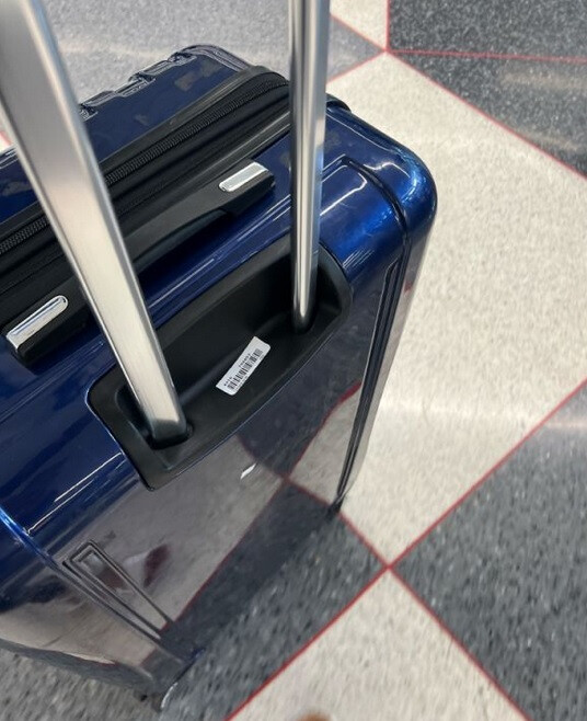 Nach dem Flug nach Chicago bekam Shuster die Tasche innerhalb von 30 Sekunden zurück – Wieder einmal lässt ein Kunde mit einer verlorenen Tasche und einem eingebetteten AirTag United Airlines lächerlich aussehen