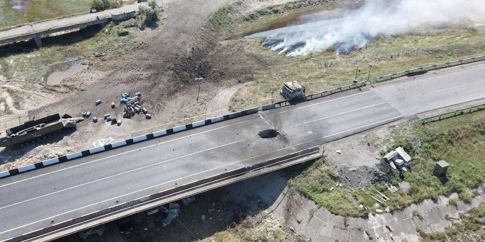 Eine Luftaufnahme einer beschädigten Brücke auf der Krim mit einem großen Loch darin und einer Rauchwolke in der Nähe, während die Ukraine am 6. August 2023 einen Sturmschattenangriff ankündigt