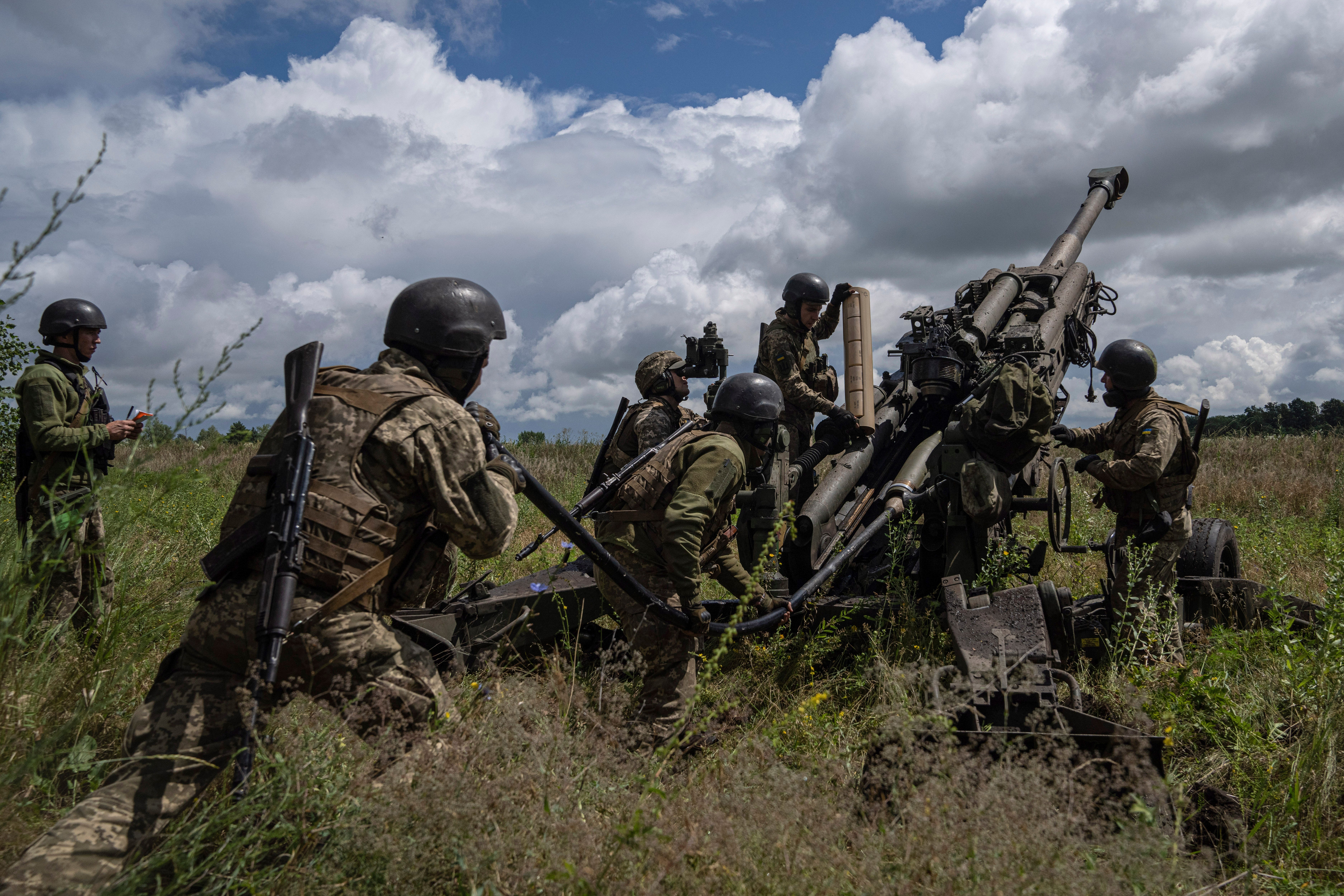 Ukrainische Soldaten bereiten sich darauf vor, mit einer von den USA gelieferten M777-Haubitze in der Region Charkiw, Ukraine, auf russische Stellungen zu schießen, 14. Juli 2022.
