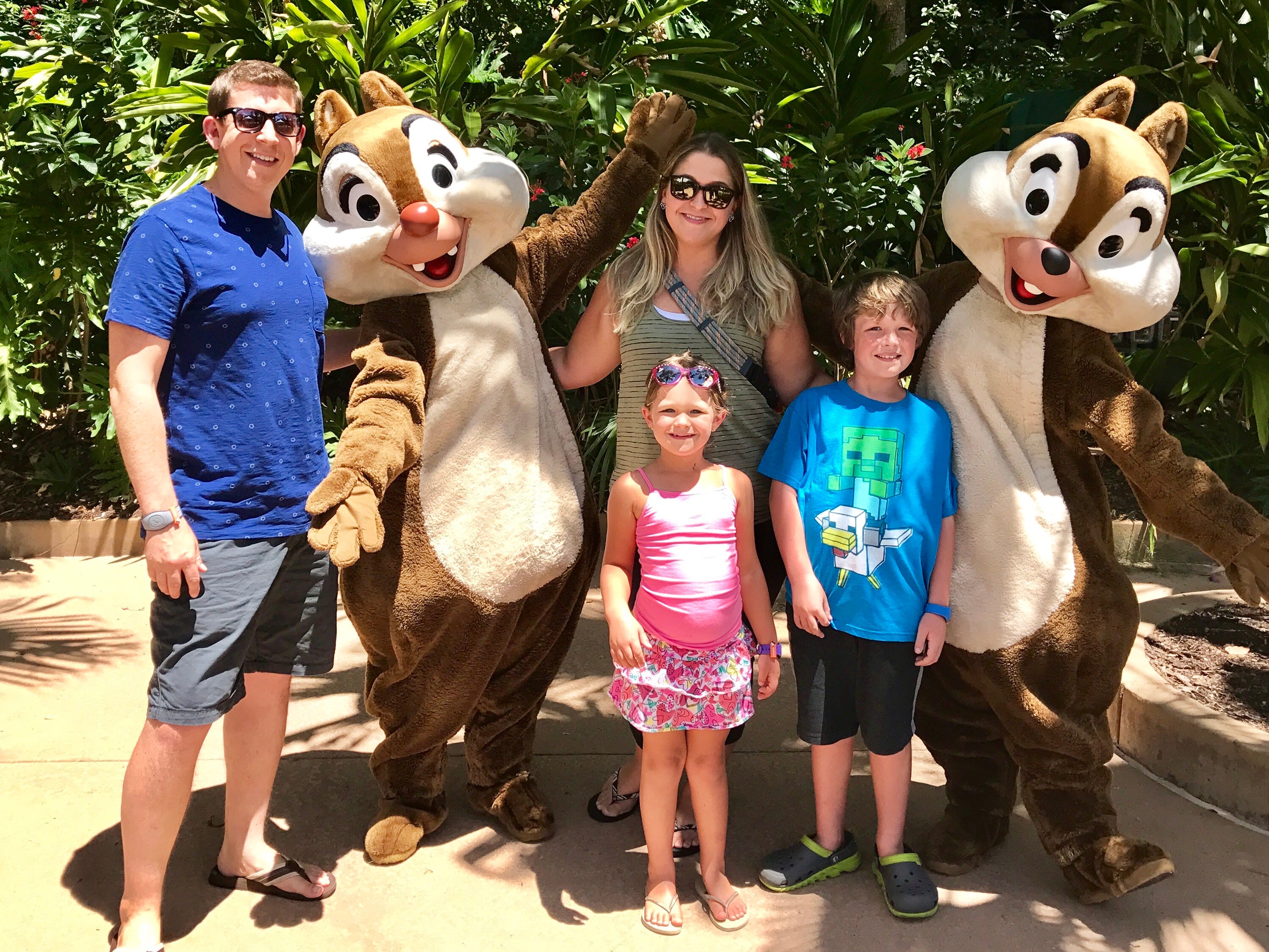 Terri Peters, ihr Mann und zwei Kinder, mit Chips und Dale in Disney World