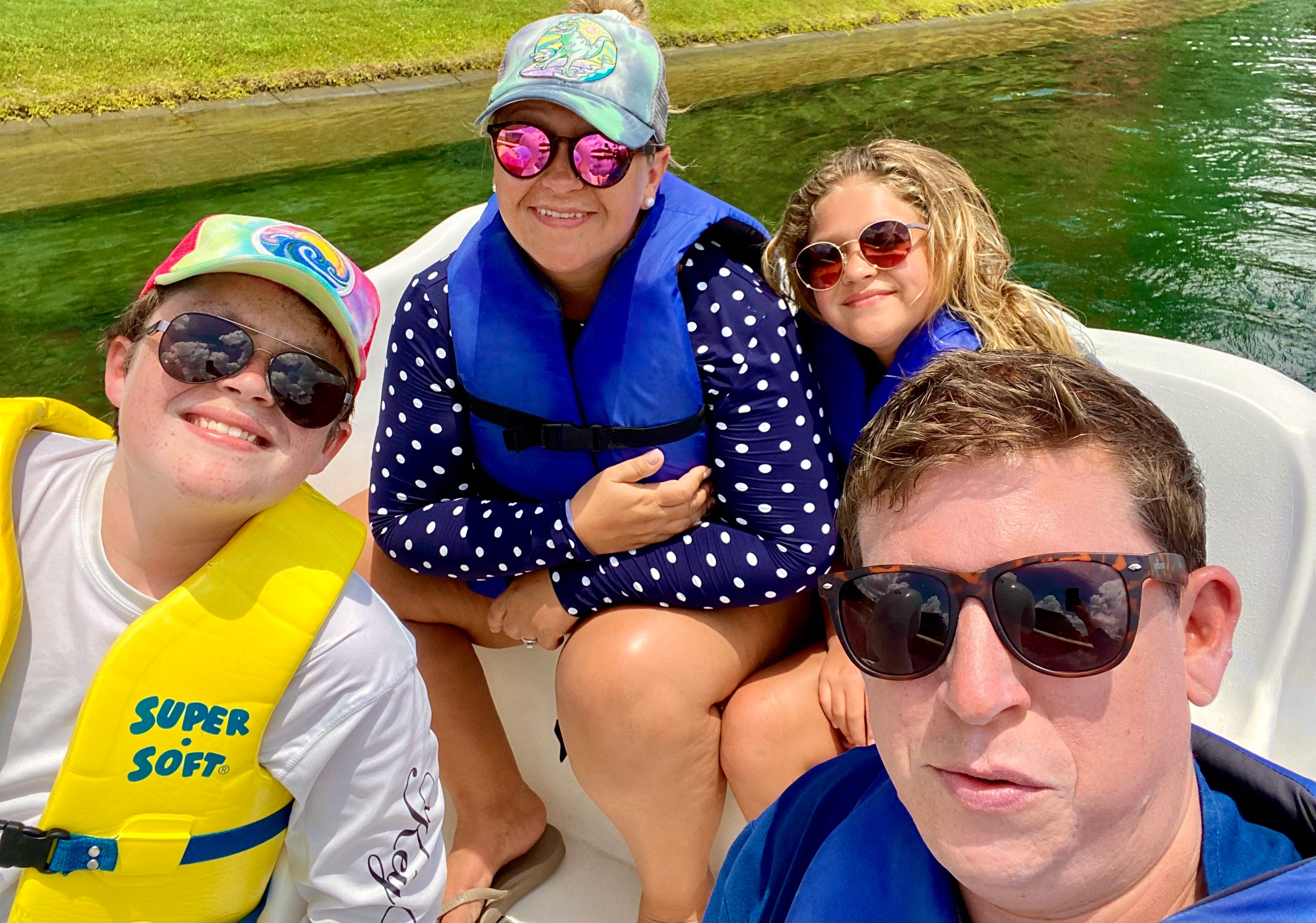 Terri Peters, ihre beiden Kinder und ihr Ehemann tragen Schwimmwesten auf einem Boot in Florida