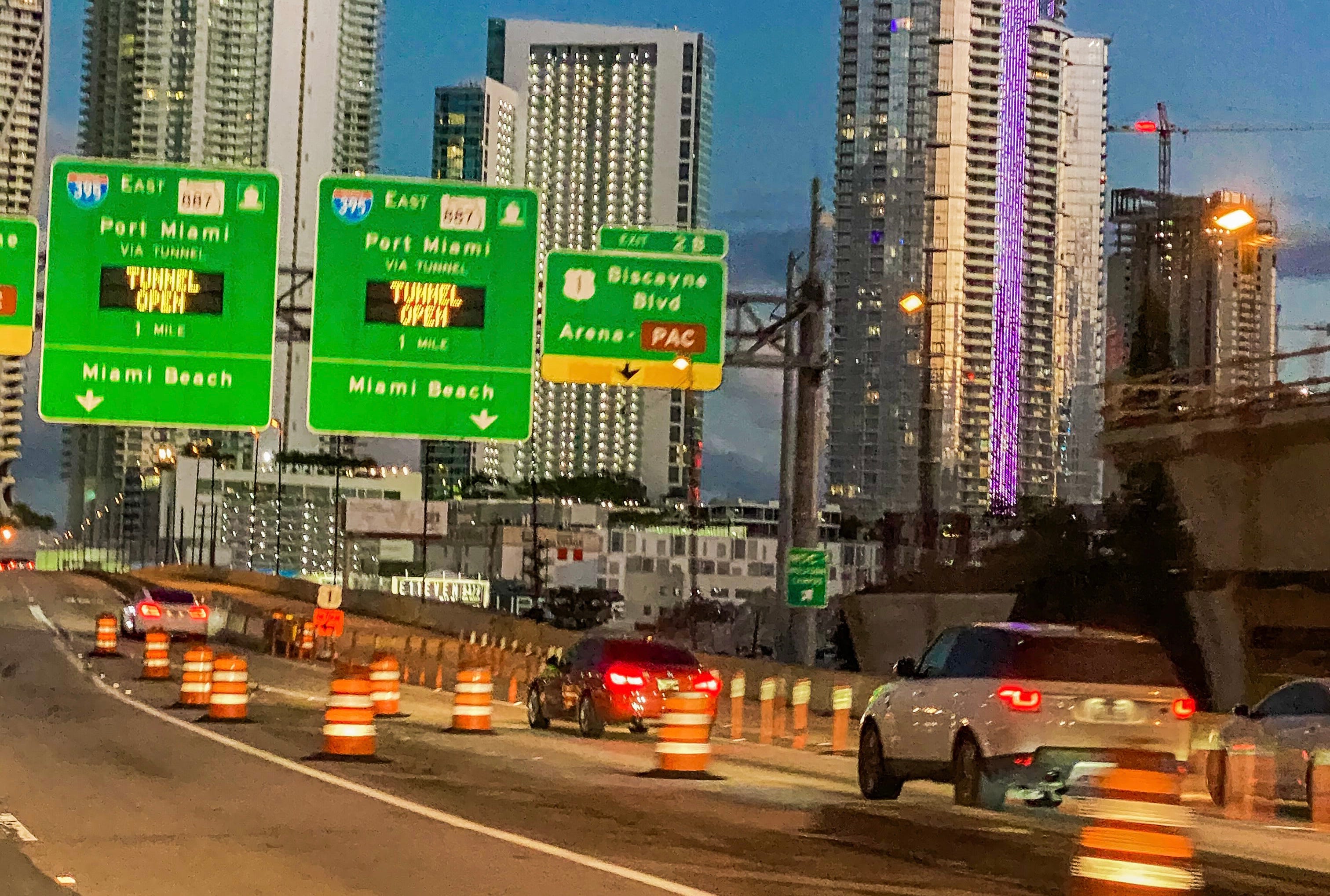 Blick auf den Verkehr und die Autos in Miami auf der Autobahn