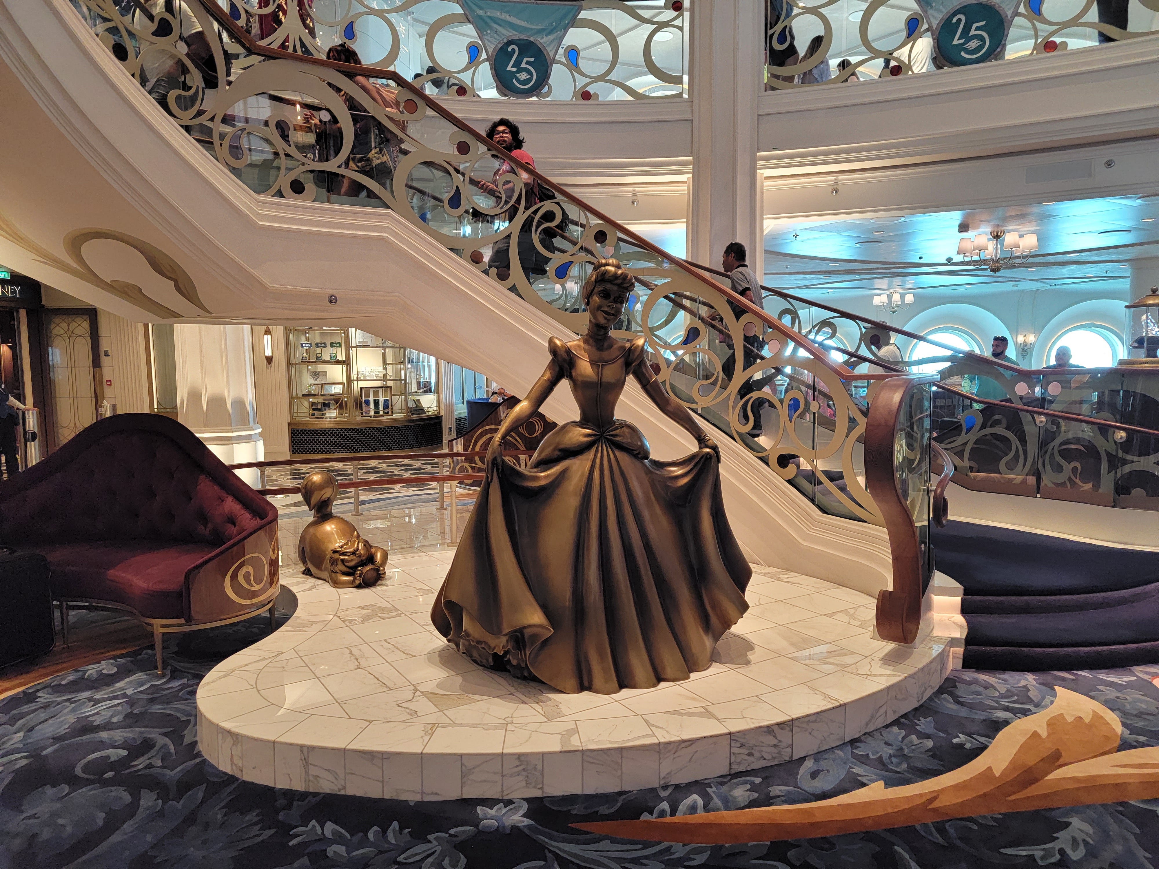 Aschenputtel-Statue in der großen Halle des Disney-Wunsch-Kreuzfahrtschiffes