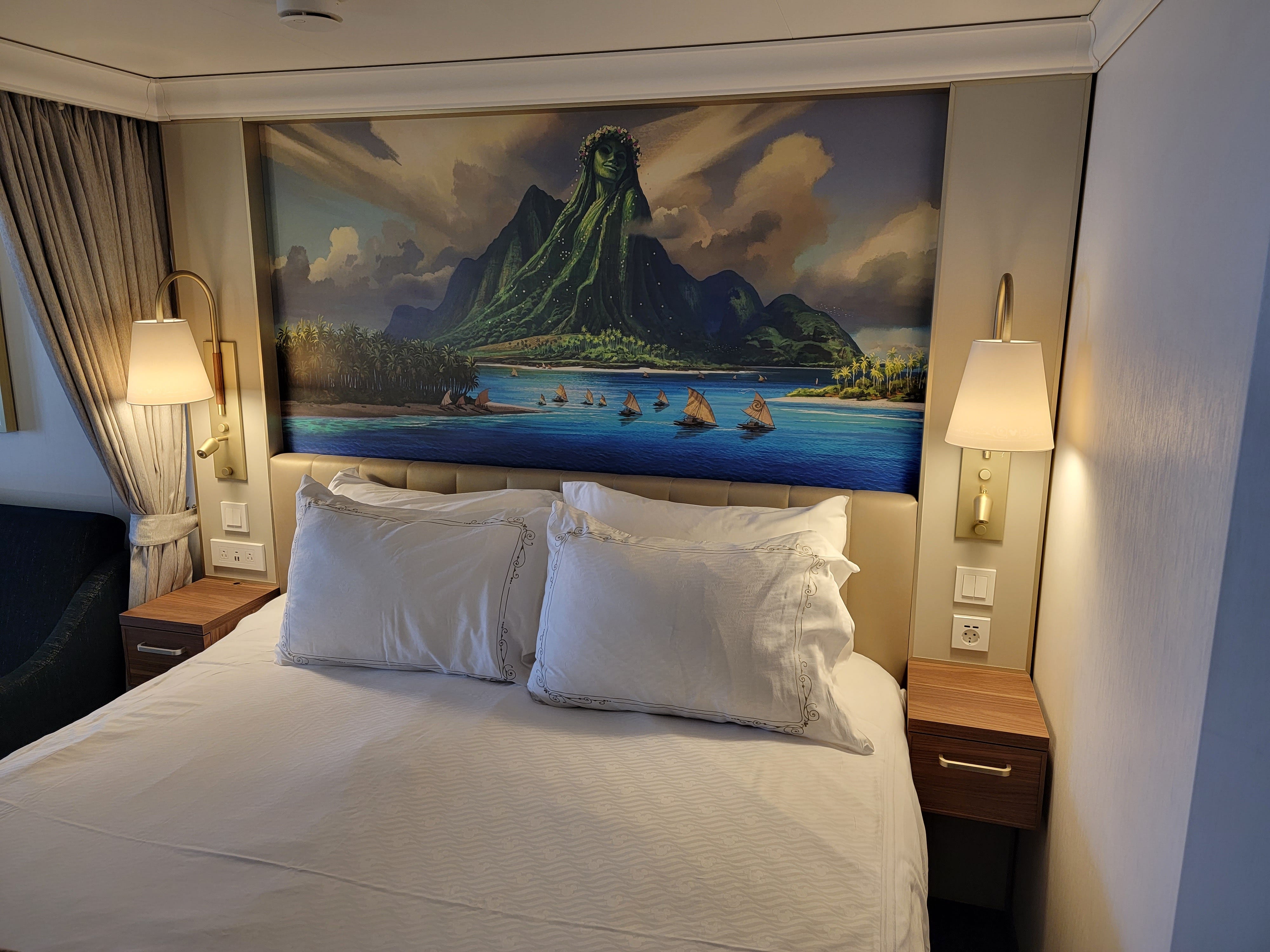 Bett in einem Disney Wish Cruise-Zimmer