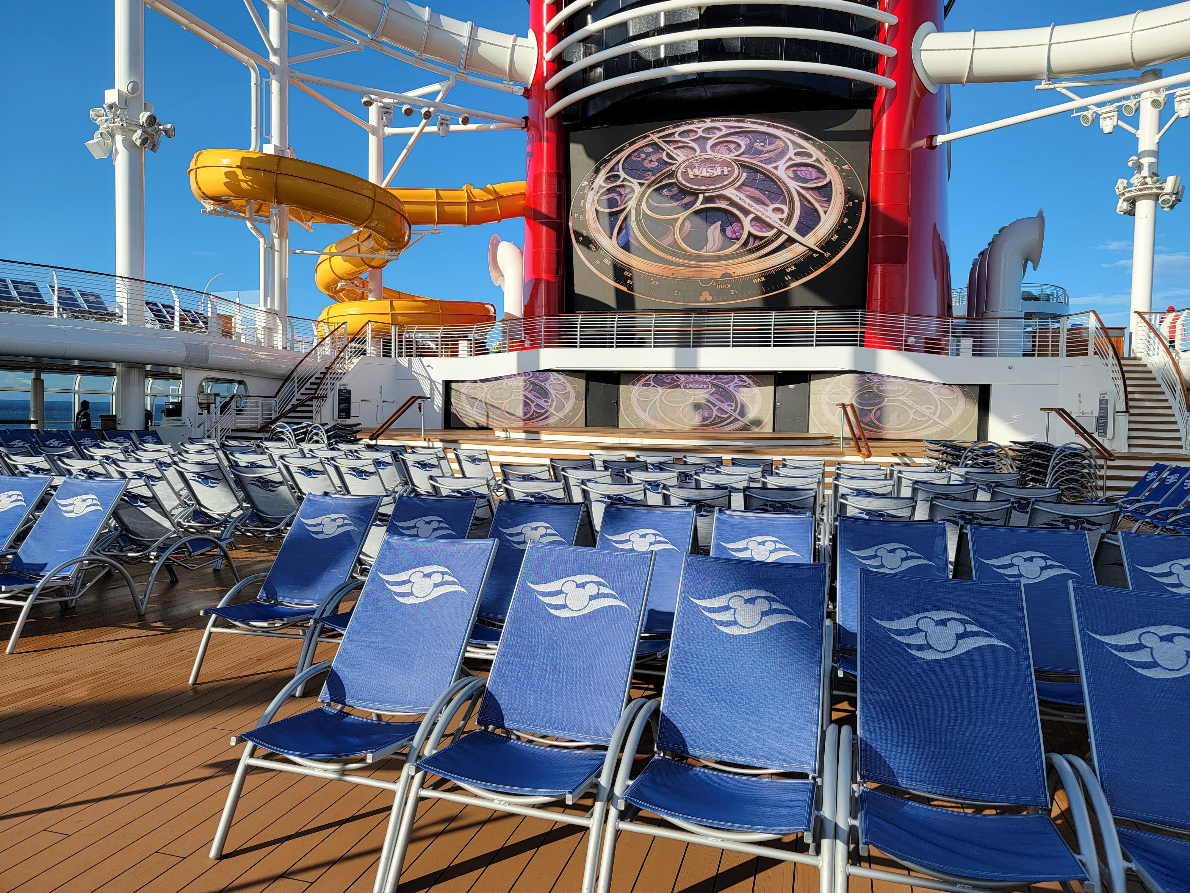 Liegestühle und Wasserrutsche auf einem Disney-Wunsch-Kreuzfahrtschiff