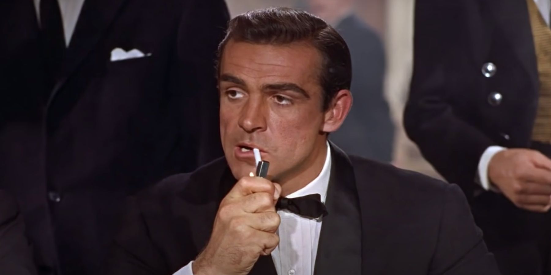 James Bond zündet sich in „Dr. No“ seine Zigarette an und spricht den Satz „Bond, James Bond“.