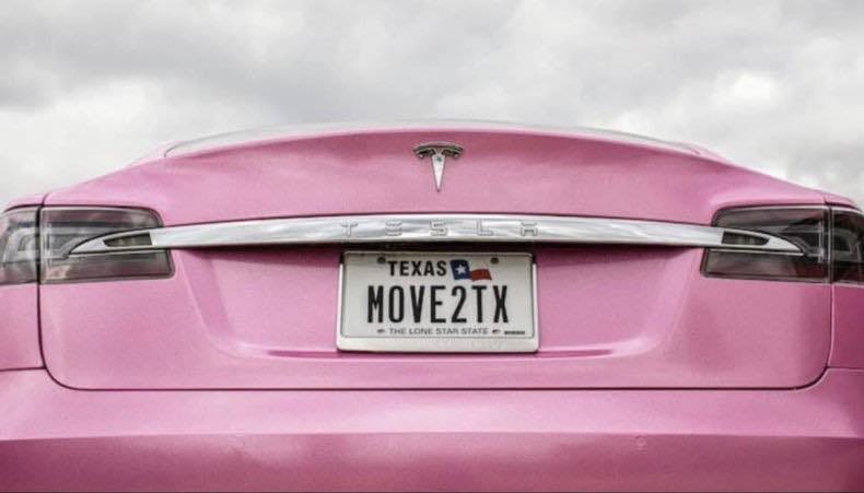 Bailey fährt einen rosa Tesla mit einem Nummernschild mit der Aufschrift: Move2TX.