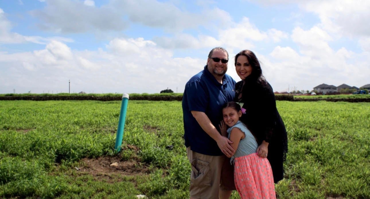 Marie Bailey und ihre Familie stehen vor dem Grundstück, auf dem sie ihr Haus in Texas gebaut haben.