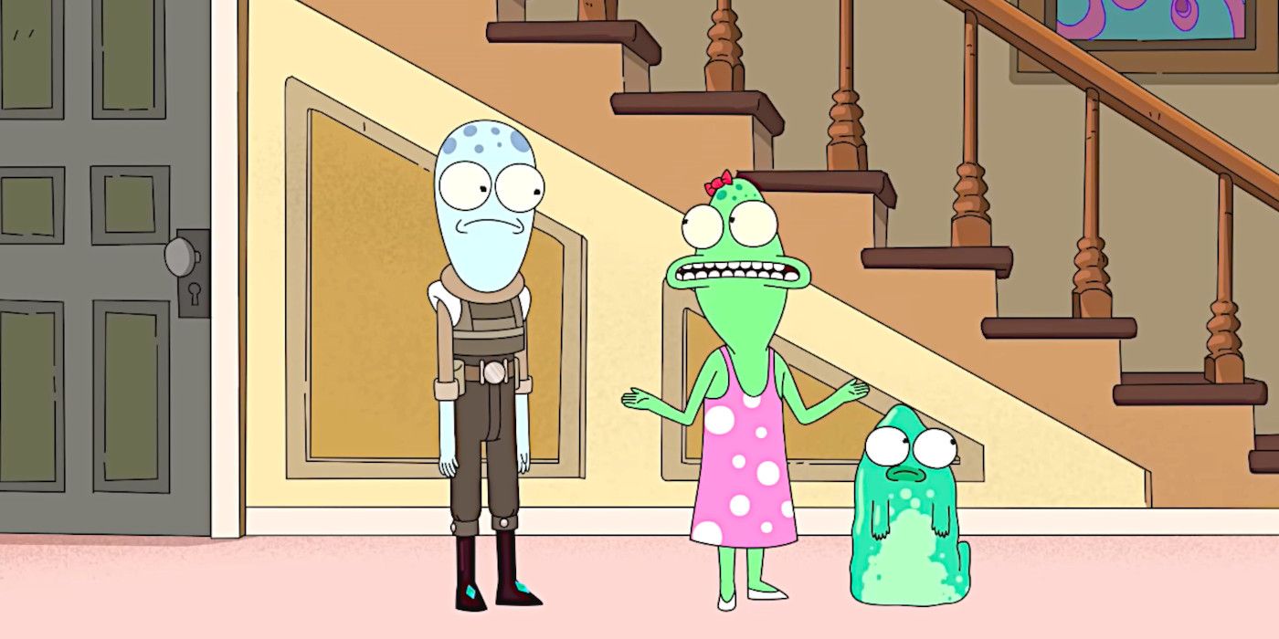 Außerirdische Charaktere unterhalten sich in einem typisch aussehenden Wohnzimmer mit Treppe und Tür