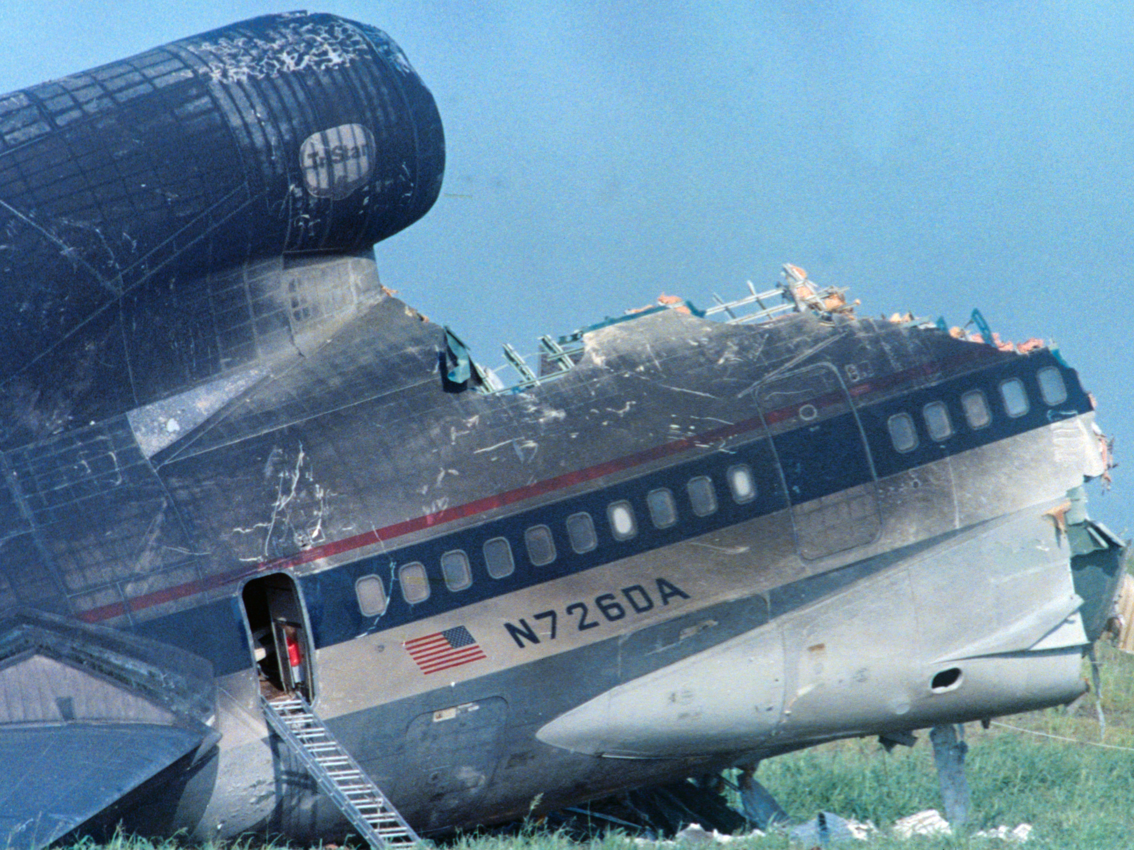 Das Wrack des Delta-Flugs 191, der im August 1985 am Flughafen Dallas-Fort Worth abstürzte.