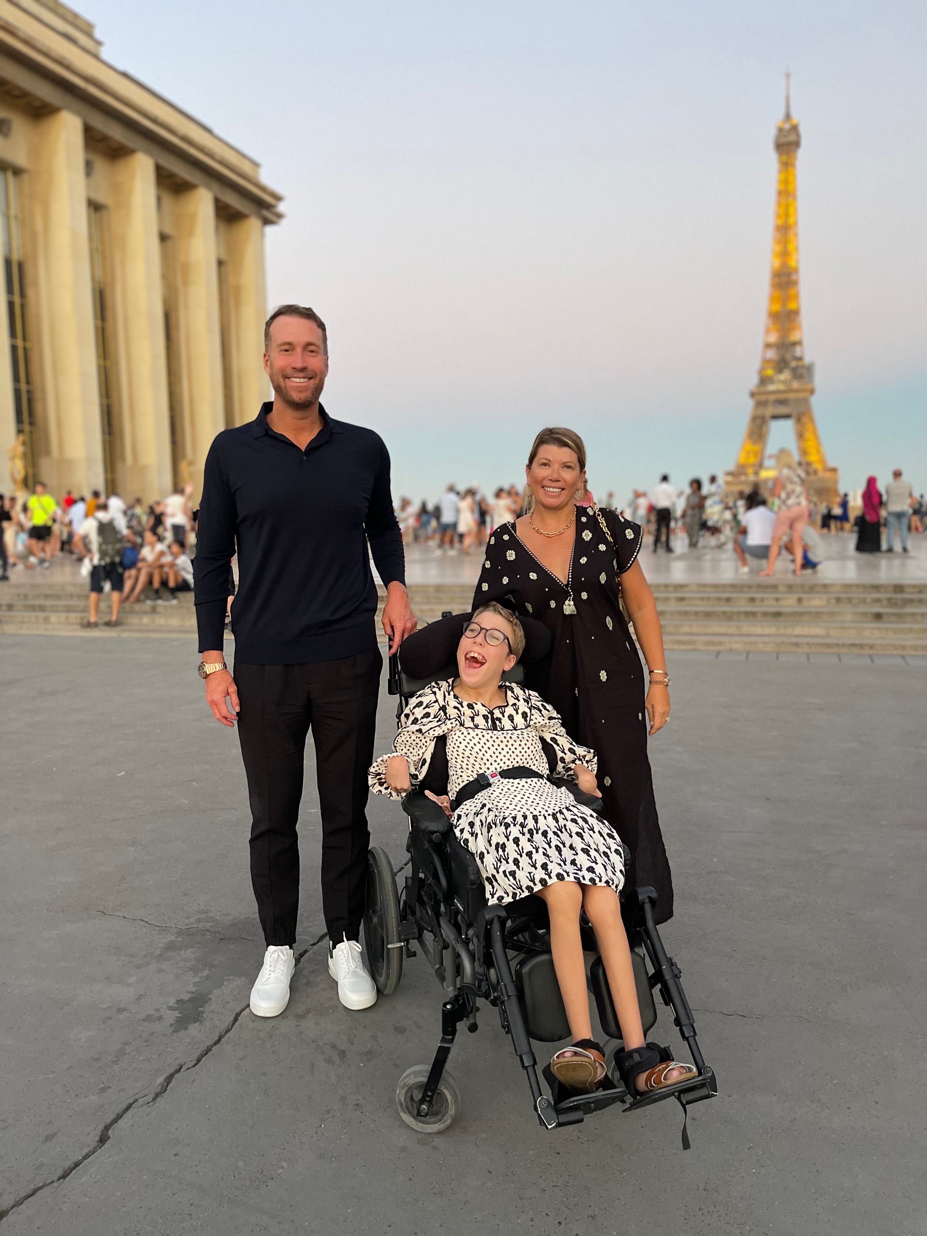 Richard Laver mit seiner Frau Michelle und seiner Tochter Katie, die im Rollstuhl sitzt.  Die Familie macht Urlaub in Paris.
