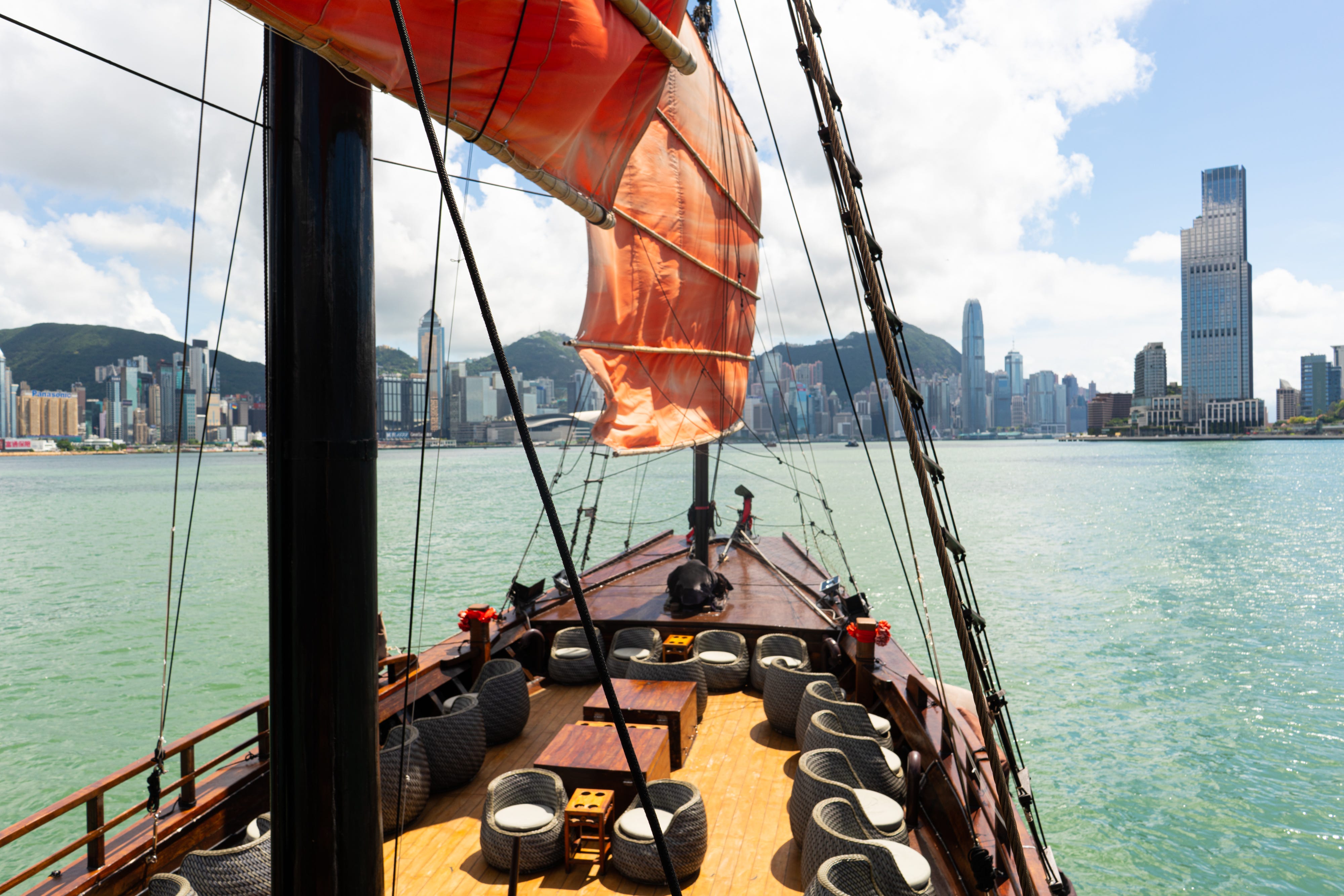 Bild der Dschunke Aqua Luna, die in den Gewässern Hongkongs segelt