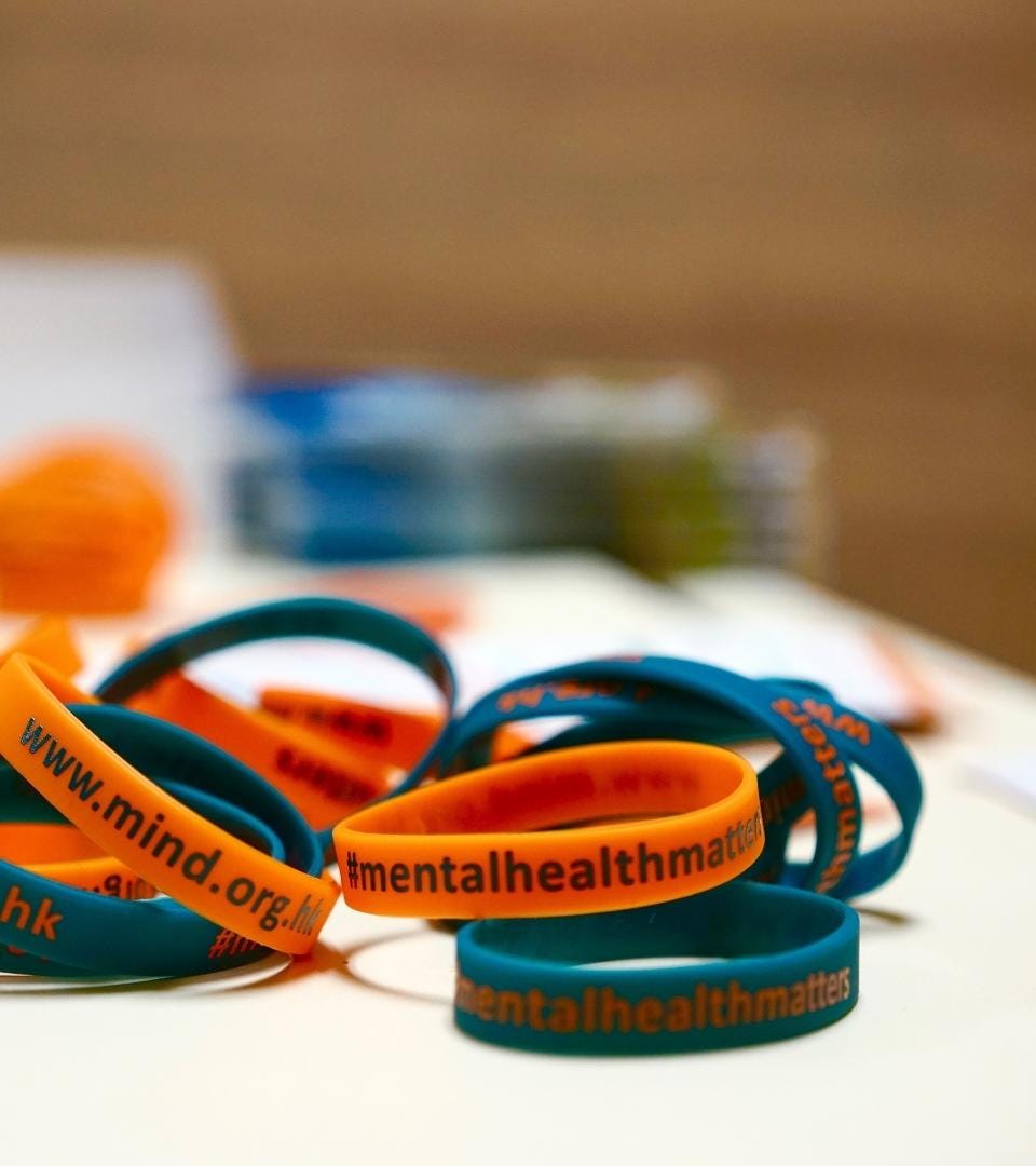 Bild von Gummi-Freundschaftsbändern mit der Aufschrift „Mental Health Matters“.
