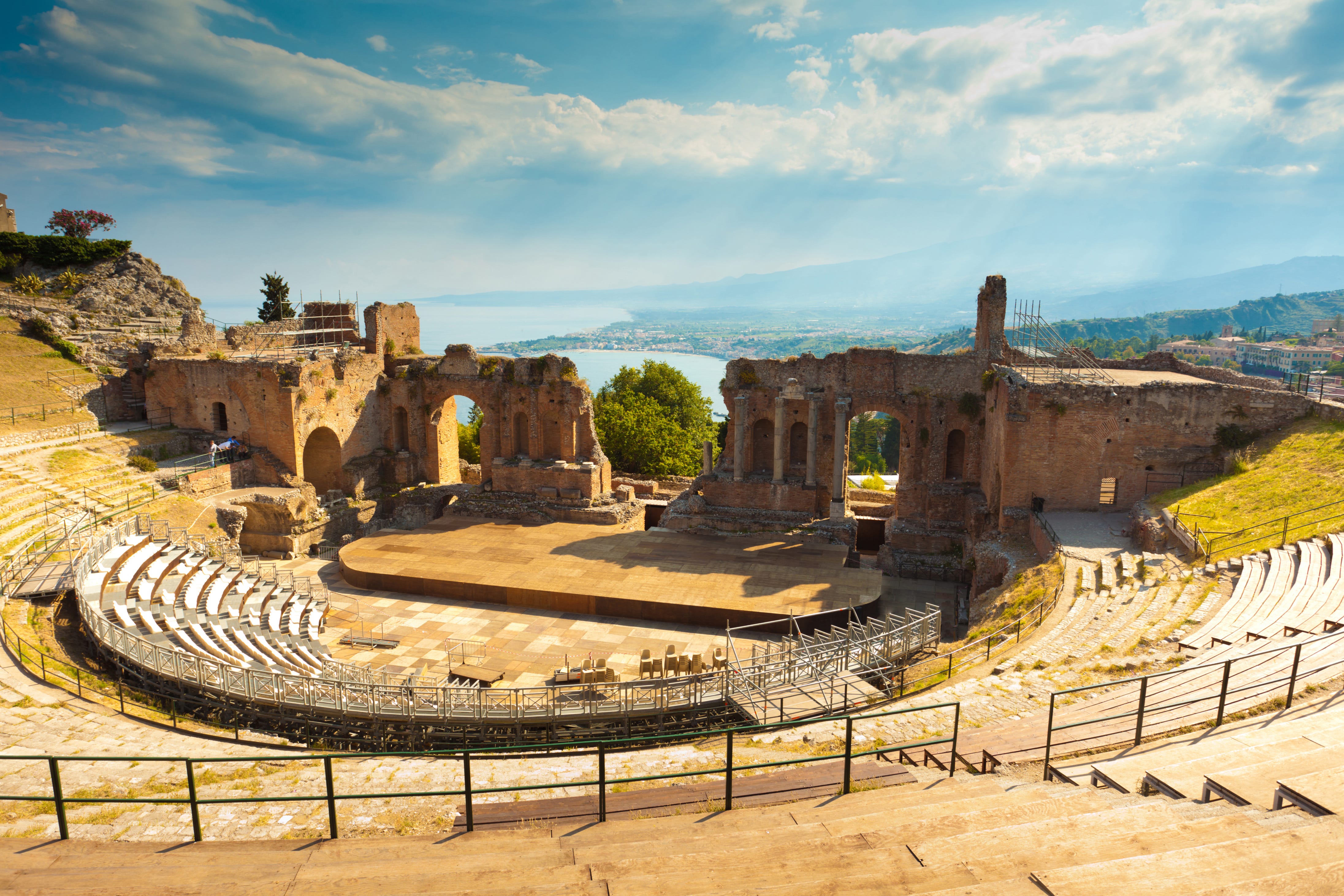 Ein antikes Amphitheater in Taormina, Italien, überblickt das Mittelmeer