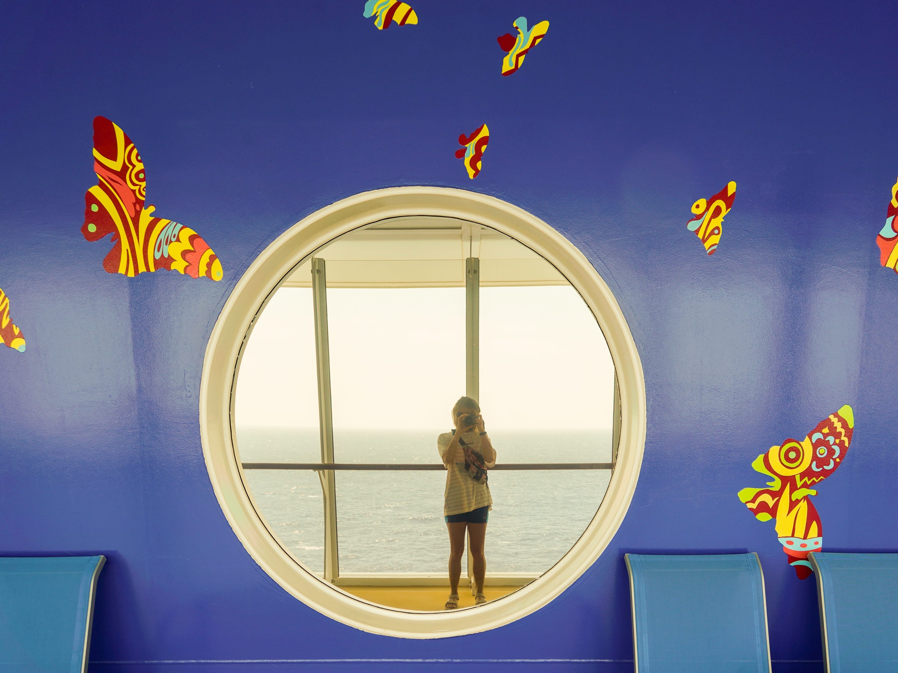 Der Autor in einer Bullauge-Spiegelung auf einem Kreuzfahrtschiff