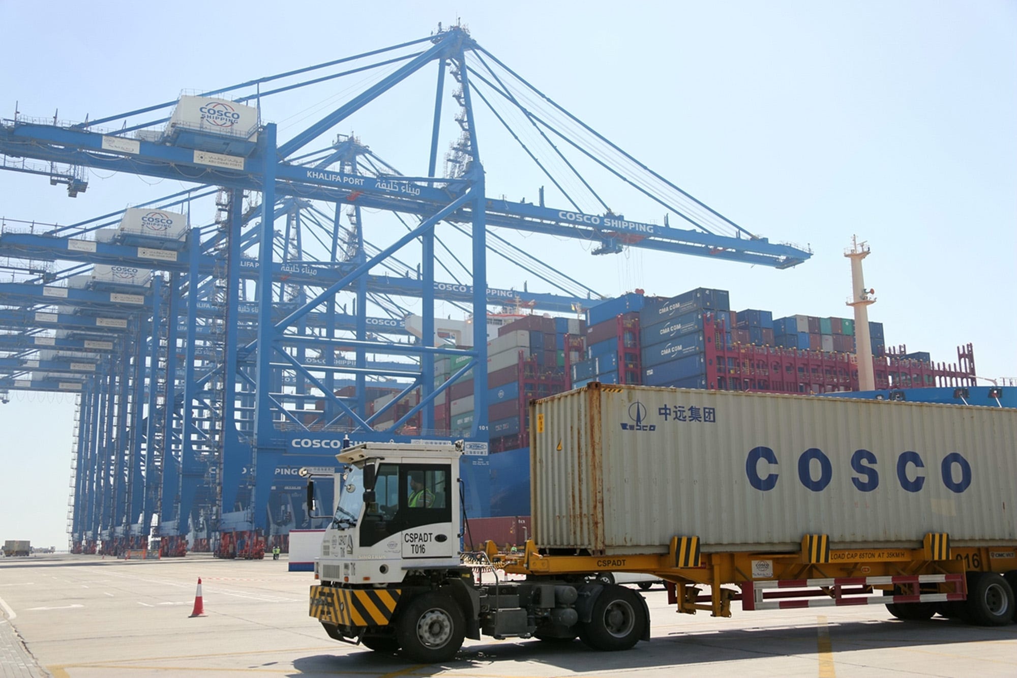 China Containerschiff Khalifa Port Abu Dhabi Vereinigte Arabische Emirate