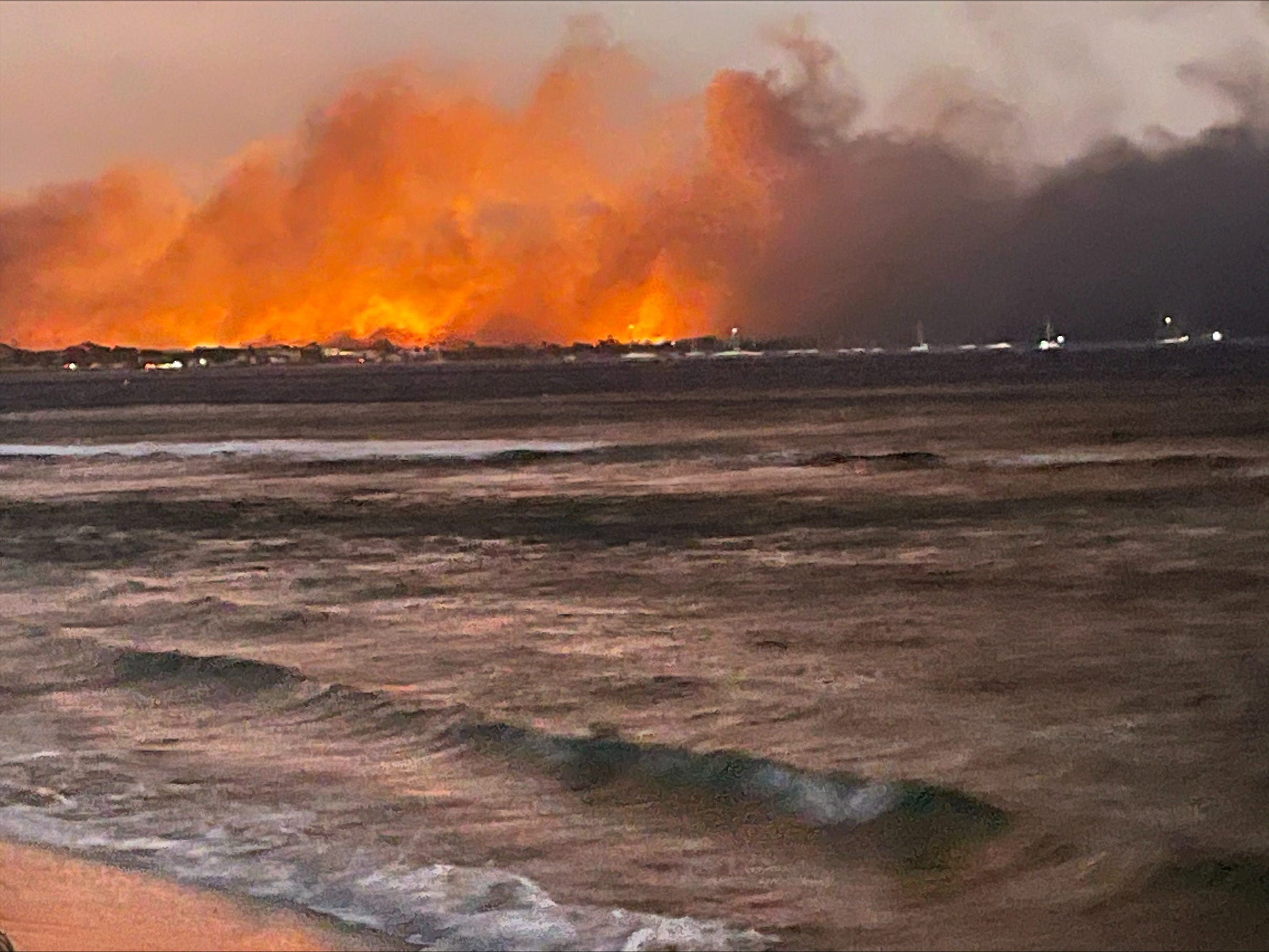 Ein Blick auf die Flammen, als Waldbrände die historische Stadt Lahaina, Maui, Hawaii, USA, am 9. August 2023 verwüsteten.