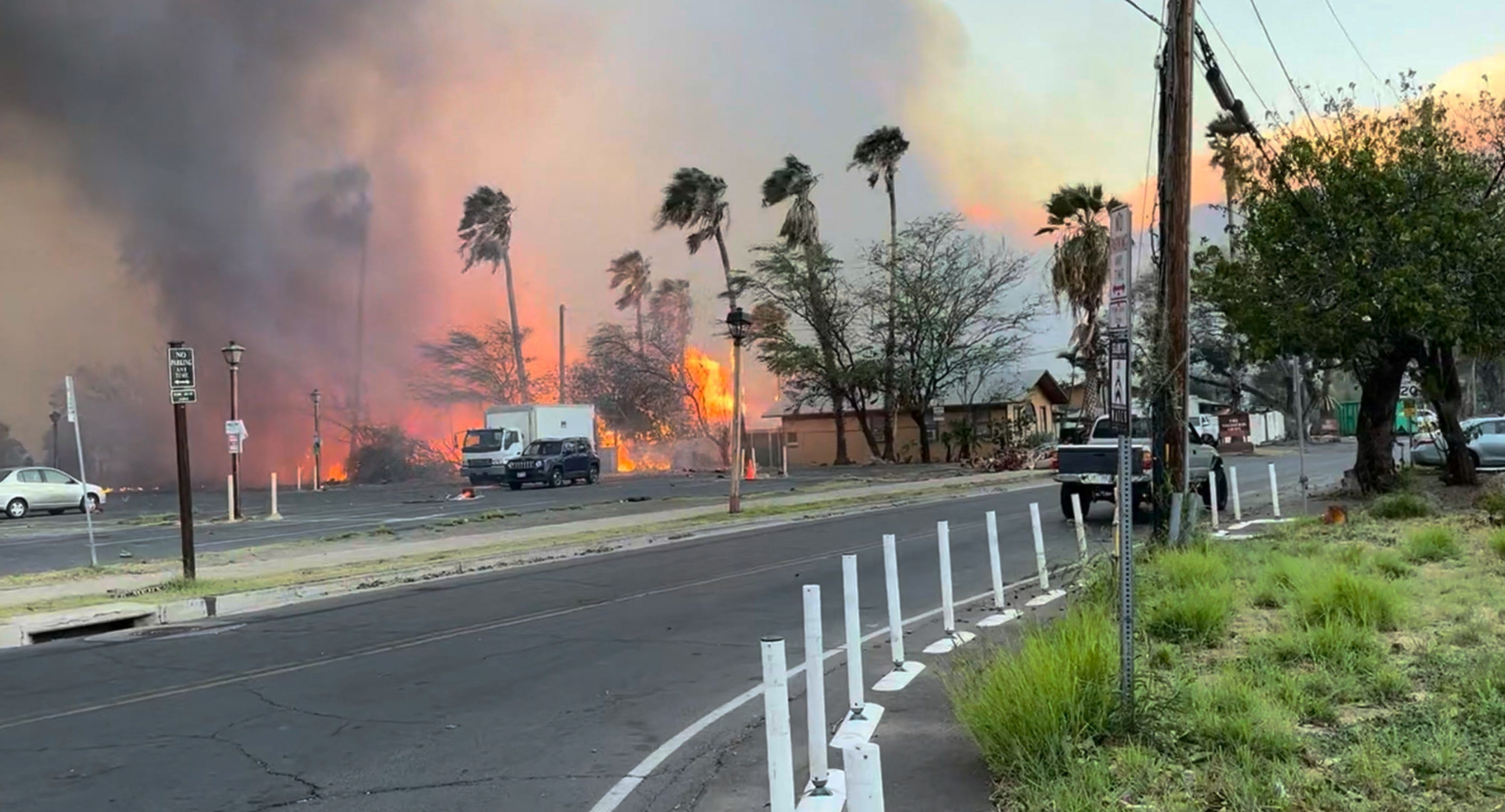 Rauch und Flammen steigen in Lahaina, Maui County, Hawaii, USA, auf, 8. August 2023 in diesem Standbild aus einem Video aus sozialen Medien.