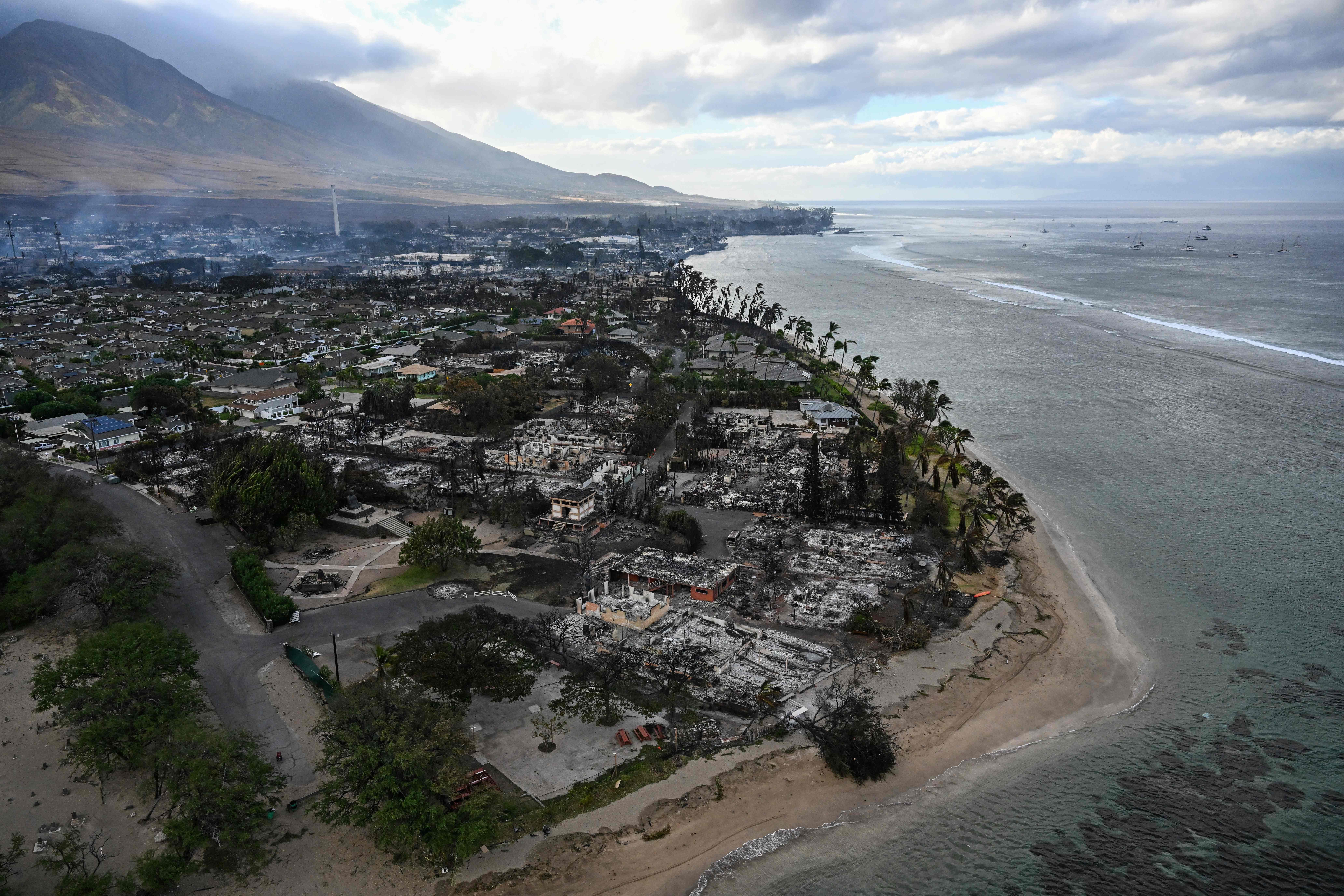 Ein Luftbild vom 10. August 2023 zeigt zerstörte Häuser und niedergebrannte Gebäude in Lahaina auf Hawaiis Insel Maui.