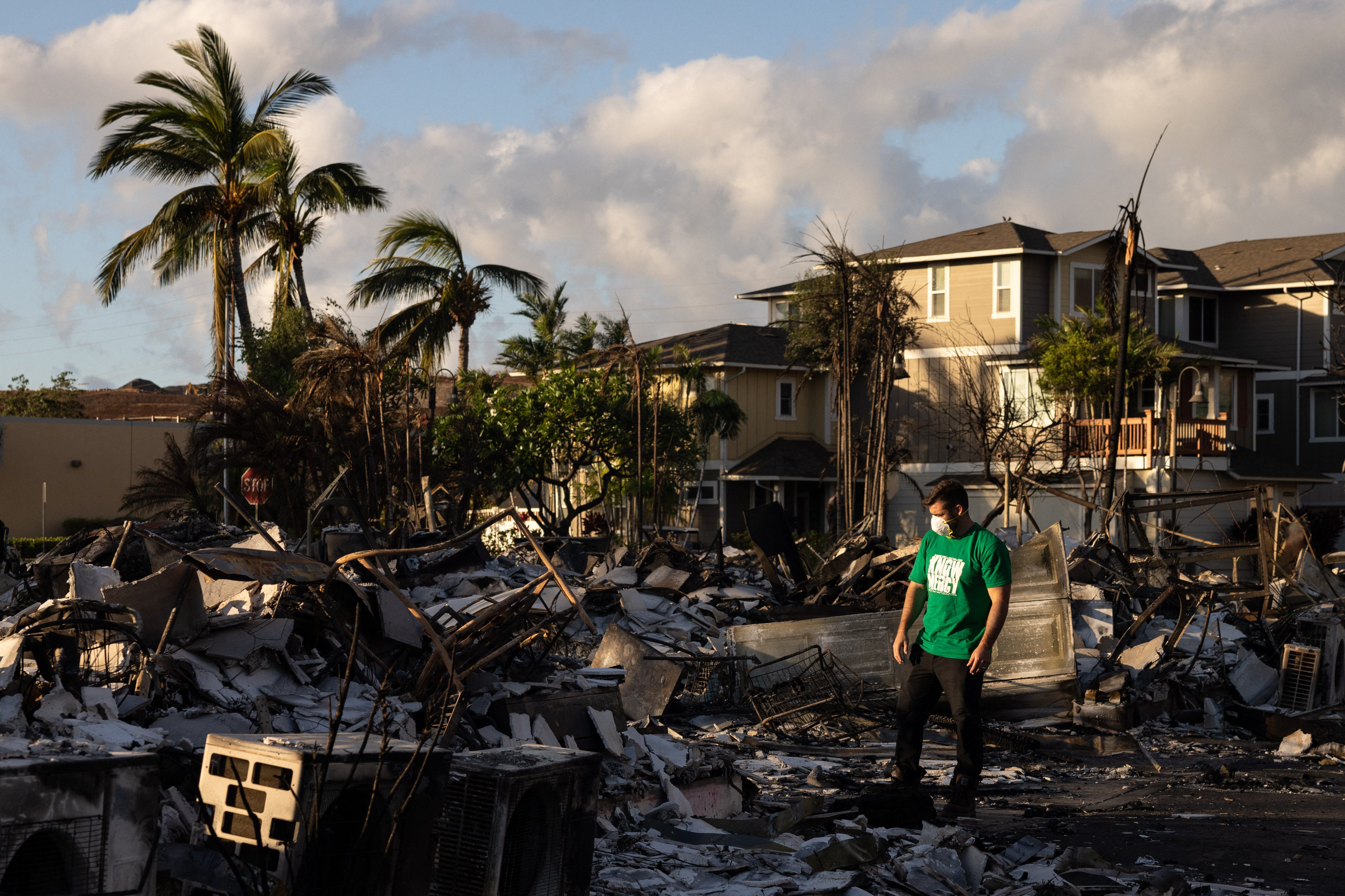 Ein Freiwilliger von Mercy Worldwide nimmt am 12. August 2023 eine Schadensbewertung eines verkohlten Apartmentkomplexes nach einem Waldbrand in Lahaina, West-Maui, Hawaii, vor.