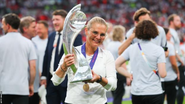 Sarina Wiegman hält die EM-2022-Trophäe