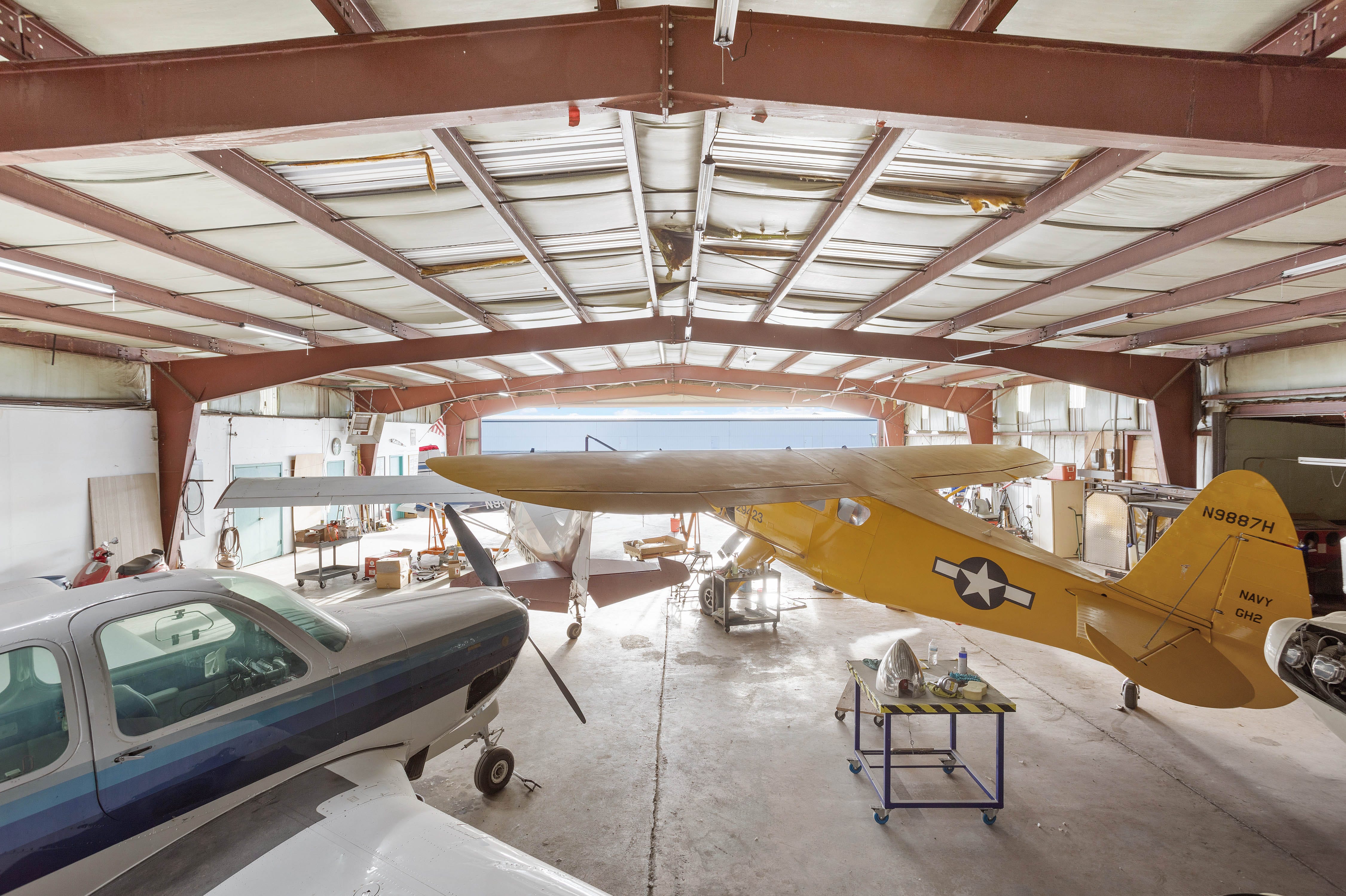 Antike Flugzeuge stehen in einem Hangar