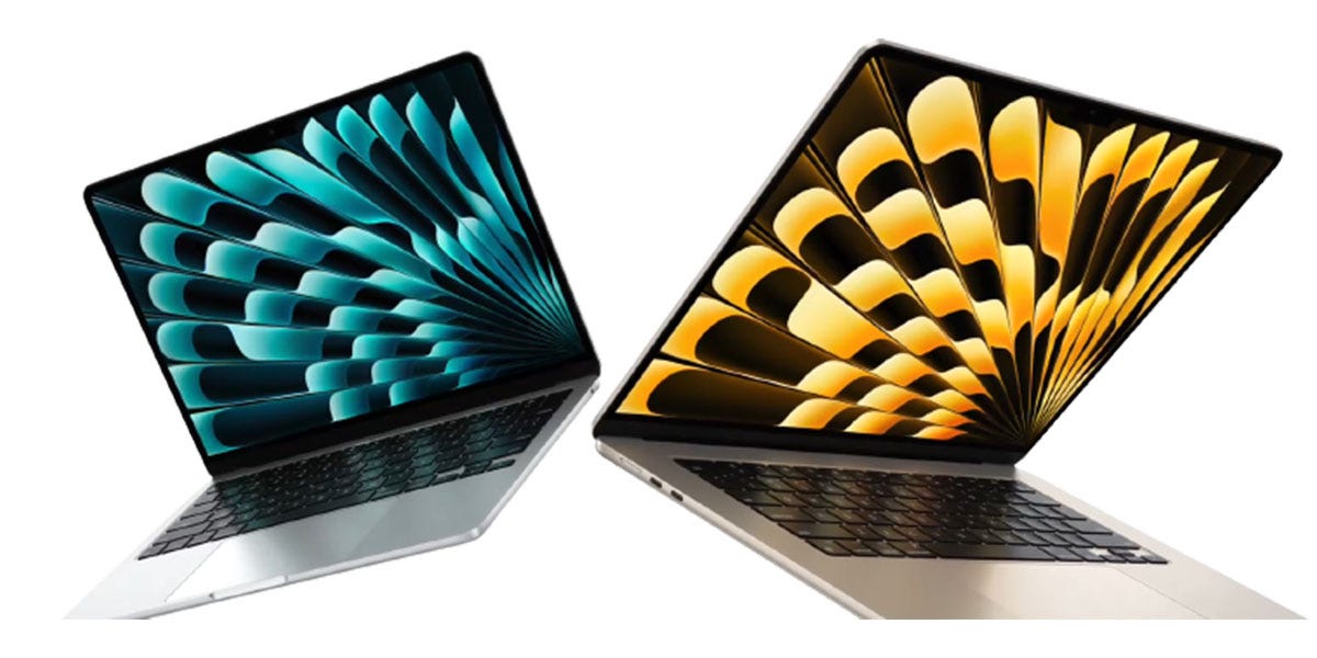 Zwei MacBook Air-Laptops schweben vor einem weißen Hintergrund.
