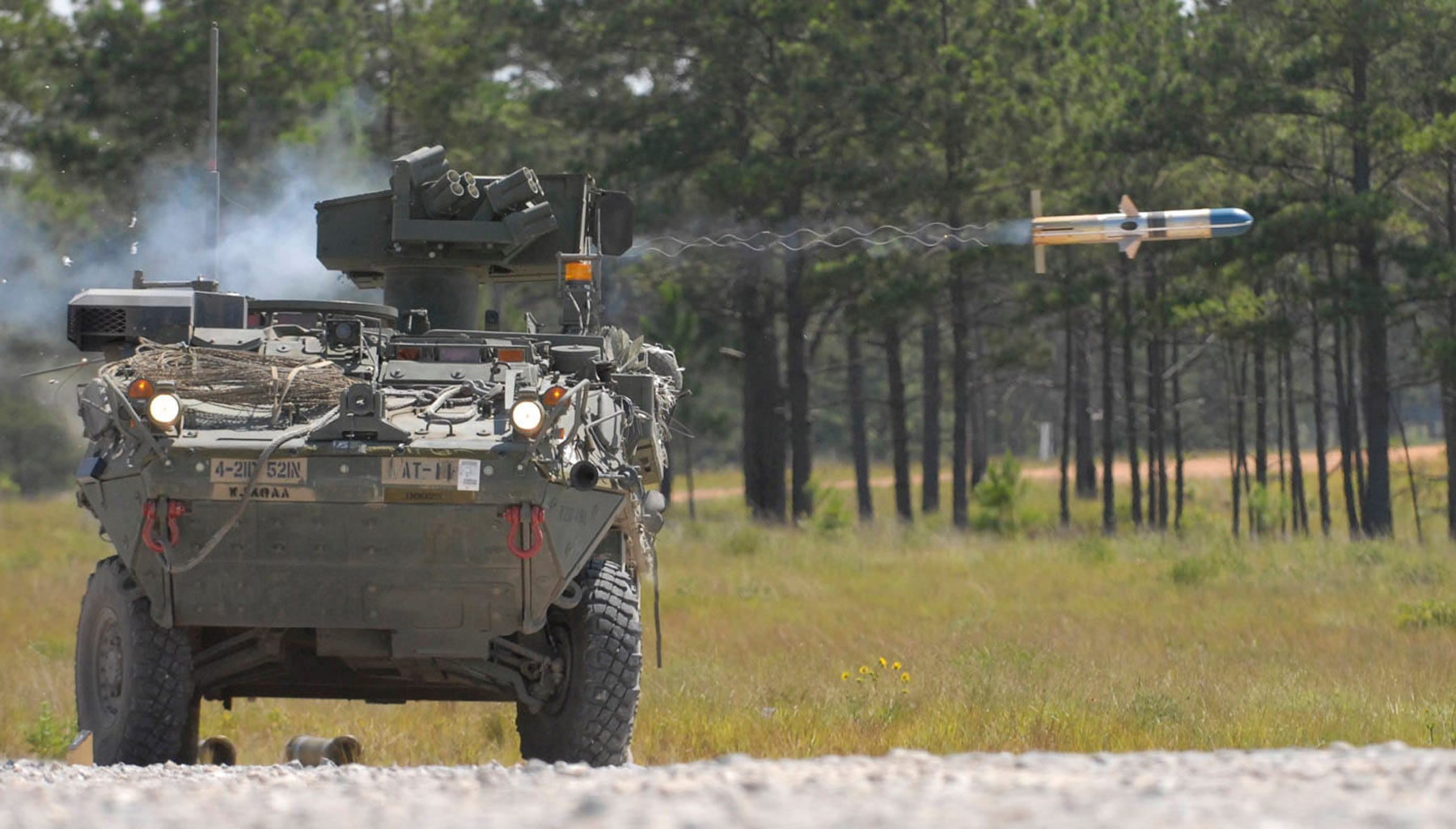 Army Stryker feuert TOW-Rakete ab