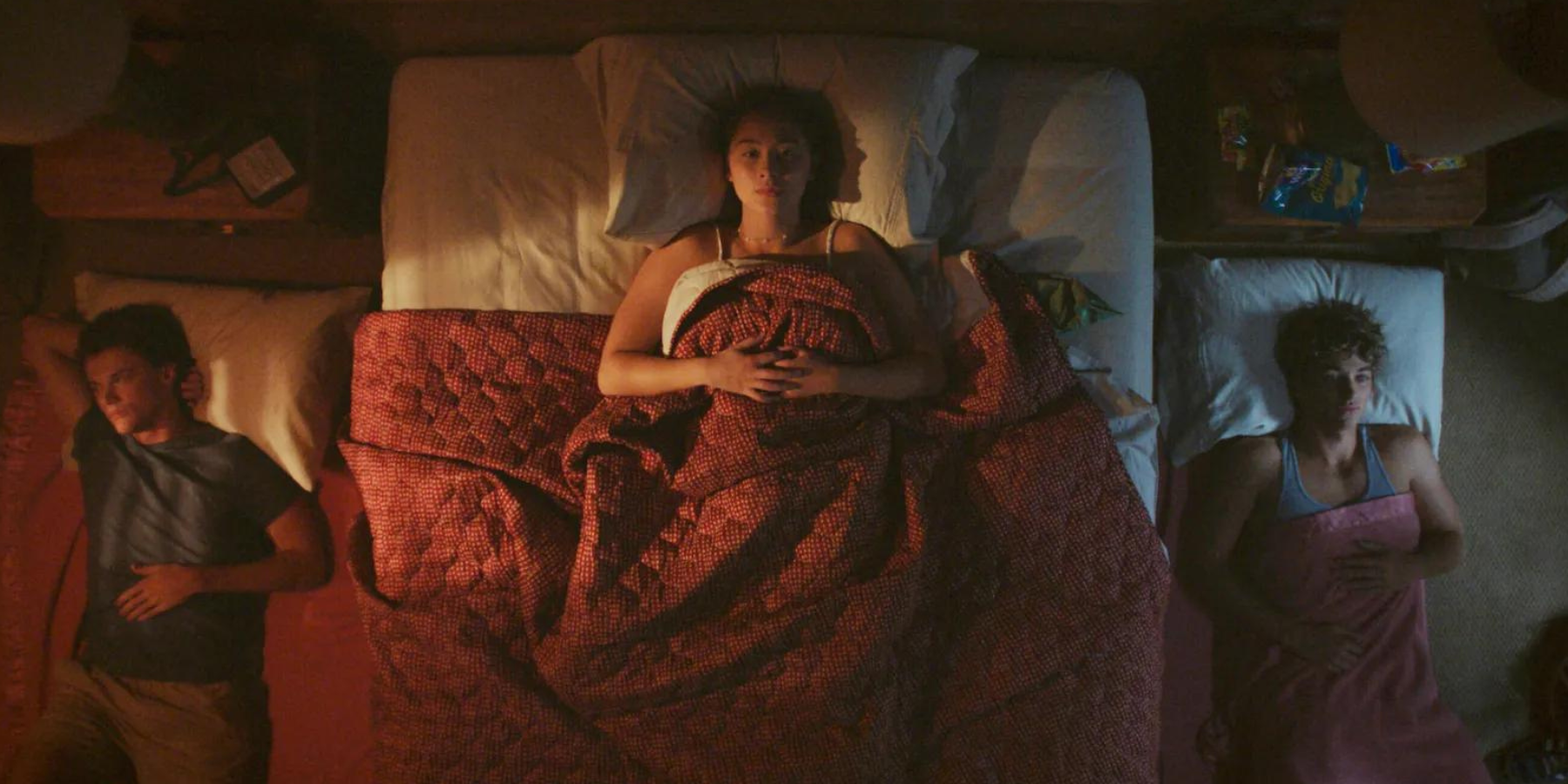 Untitled design-27Belly schläft zwischen Conrad und Jeremiah im Motel im Finale der zweiten Staffel von „The Summer I Turned Pretty“.