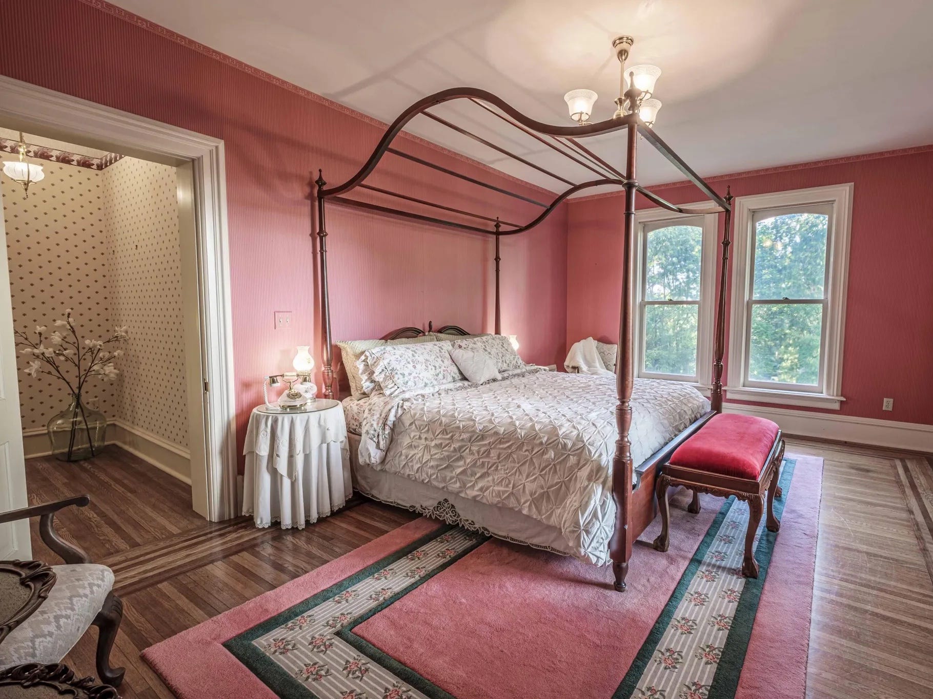 Ein Schlafzimmer mit rosa Wänden.