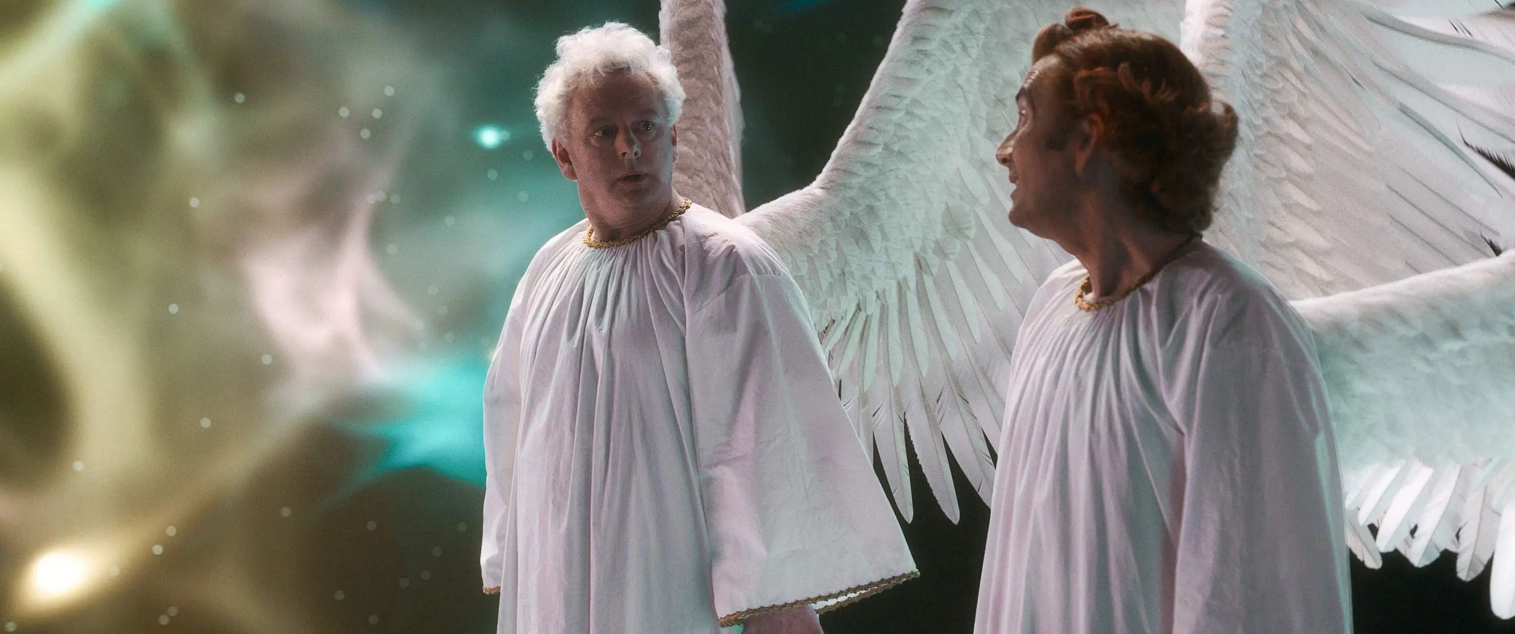 Aziraphale und Crowley als Engel, die den neu geschaffenen Kosmos beobachten