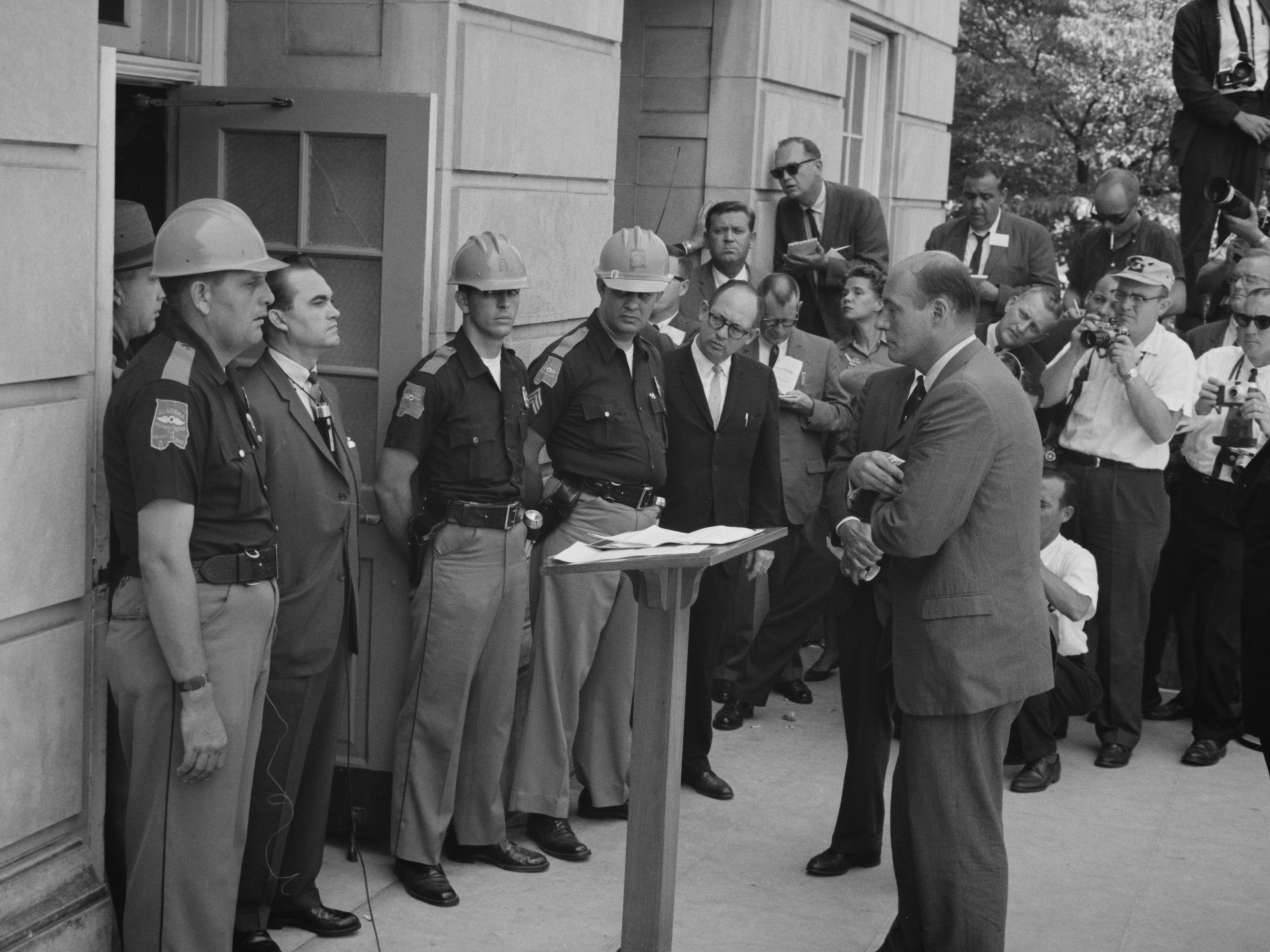 George Wallace versucht, die Integration an der University of Alabama zu blockieren, steht trotzig an einer Tür und wird vom stellvertretenden US-Generalstaatsanwalt Nicholas Katzenbach konfrontiert, 11. Juni 1963.