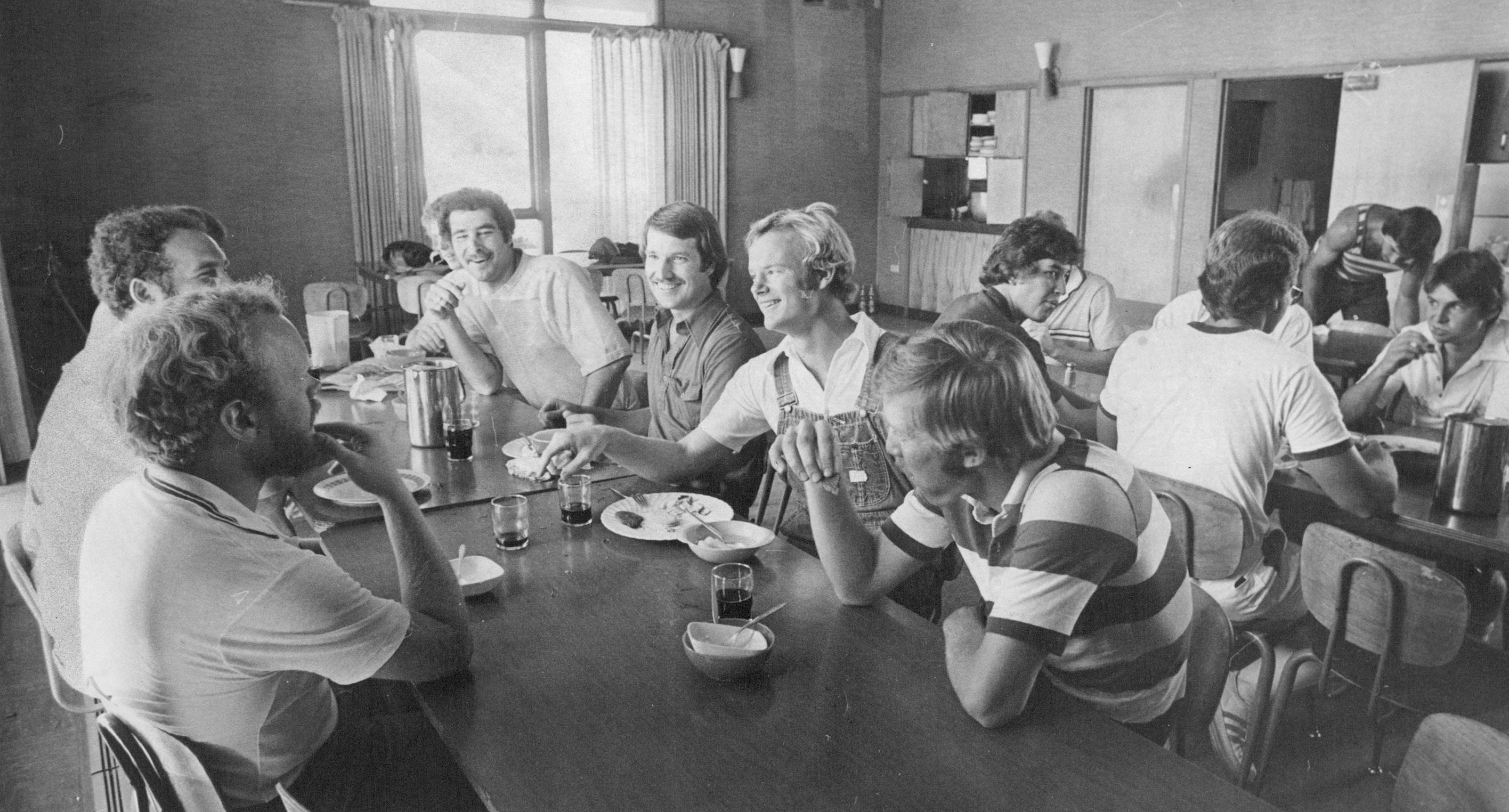 Mitglieder von Alpha Tau Omega zur Mittagszeit;  An der Colorado State University florieren griechische Schwesternschaften und Burschenschaften.;
