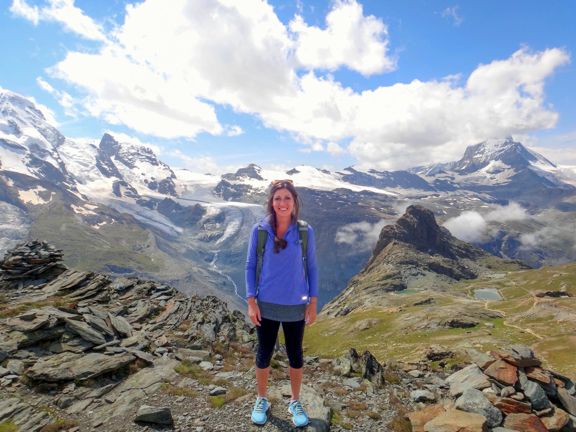 Die Autorin Lauren Breedlove steht auf Bergen vor Bergen in der Schweiz