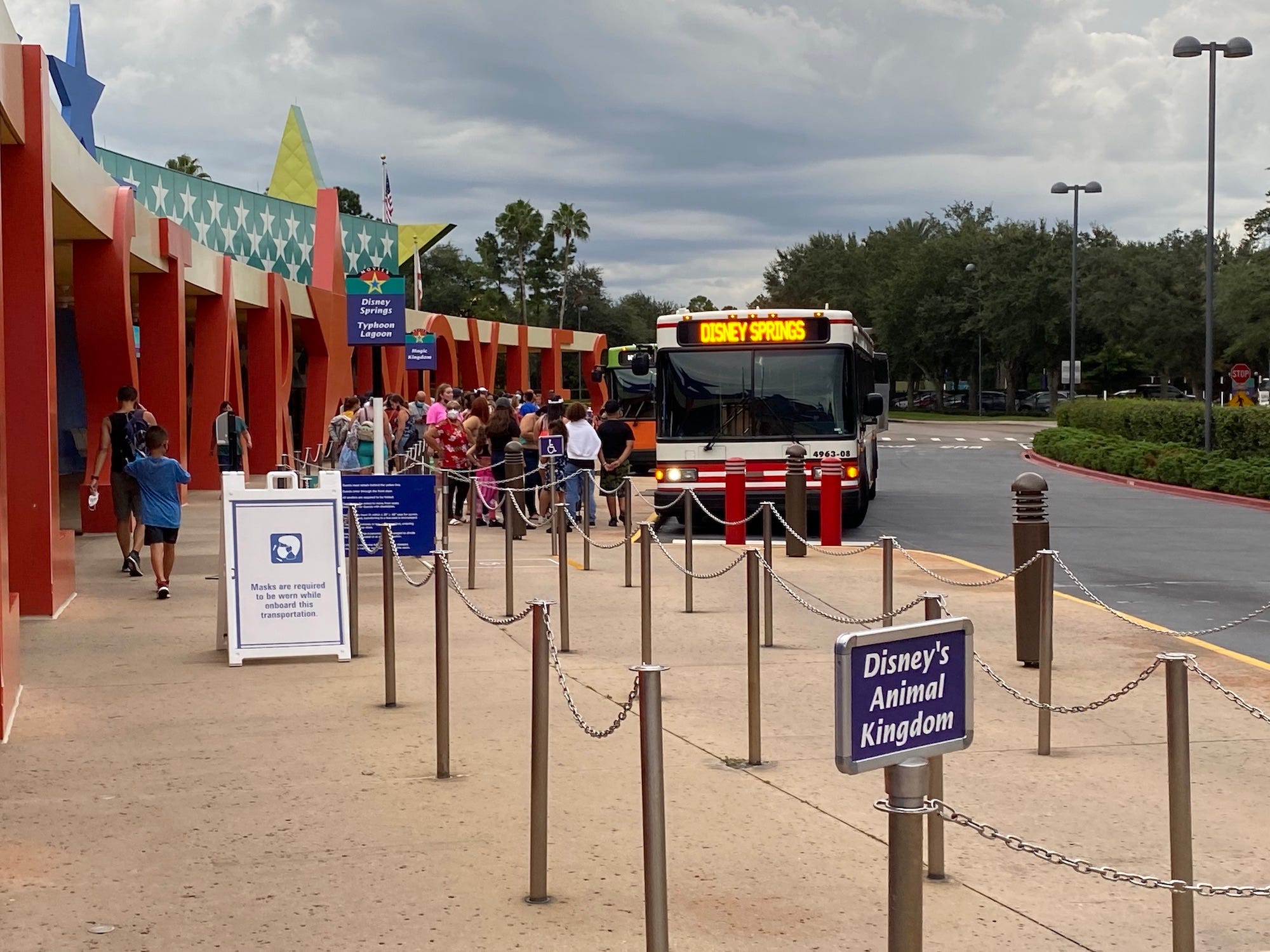 Ein Blick auf Bushaltestellen im All-Star Movies Resort von Disney World.