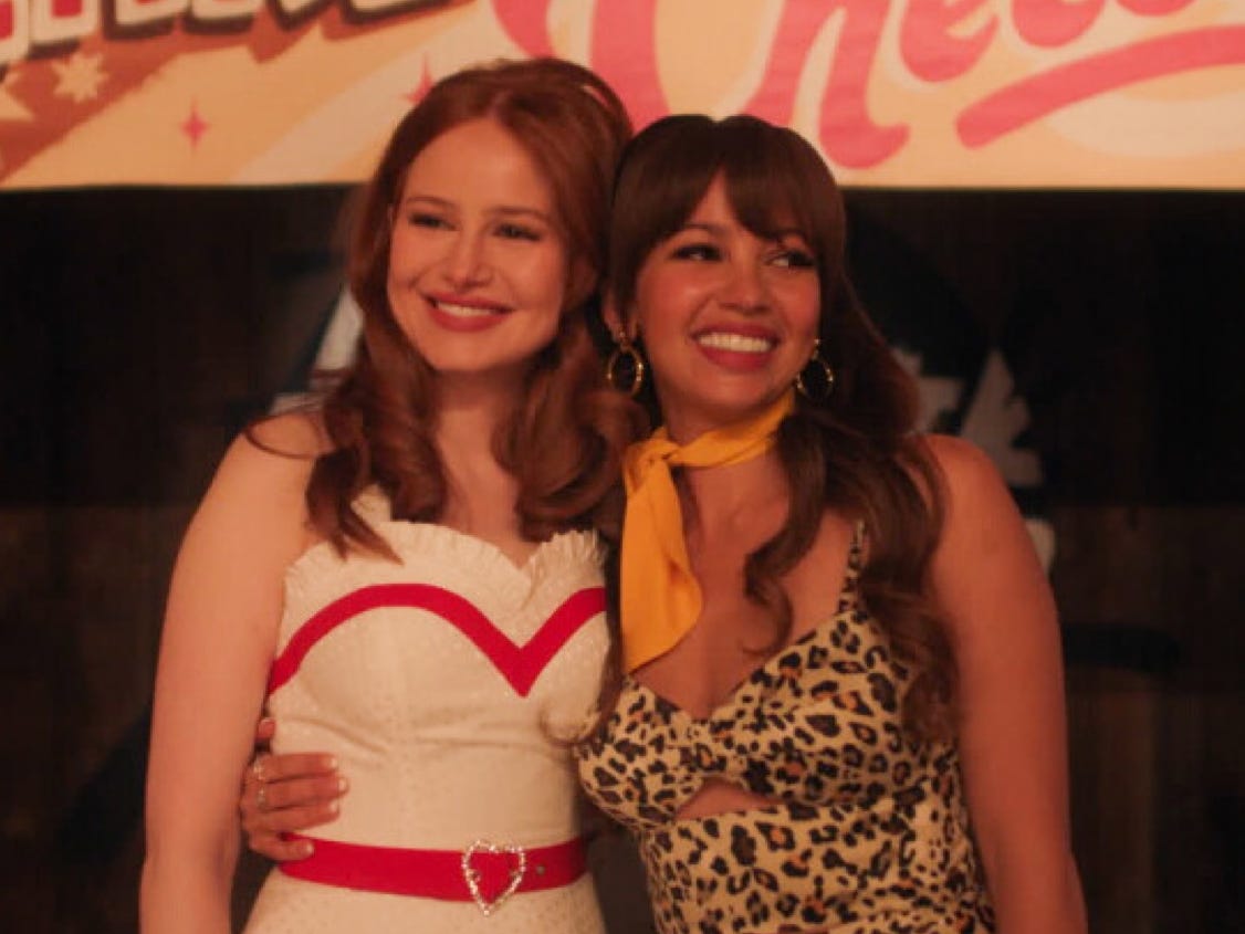 Madelaine Petsch als Cheryl Blossom und Vanessa Morgan als Toni Topaz im Finale der siebten Staffel von „Riverdale“.