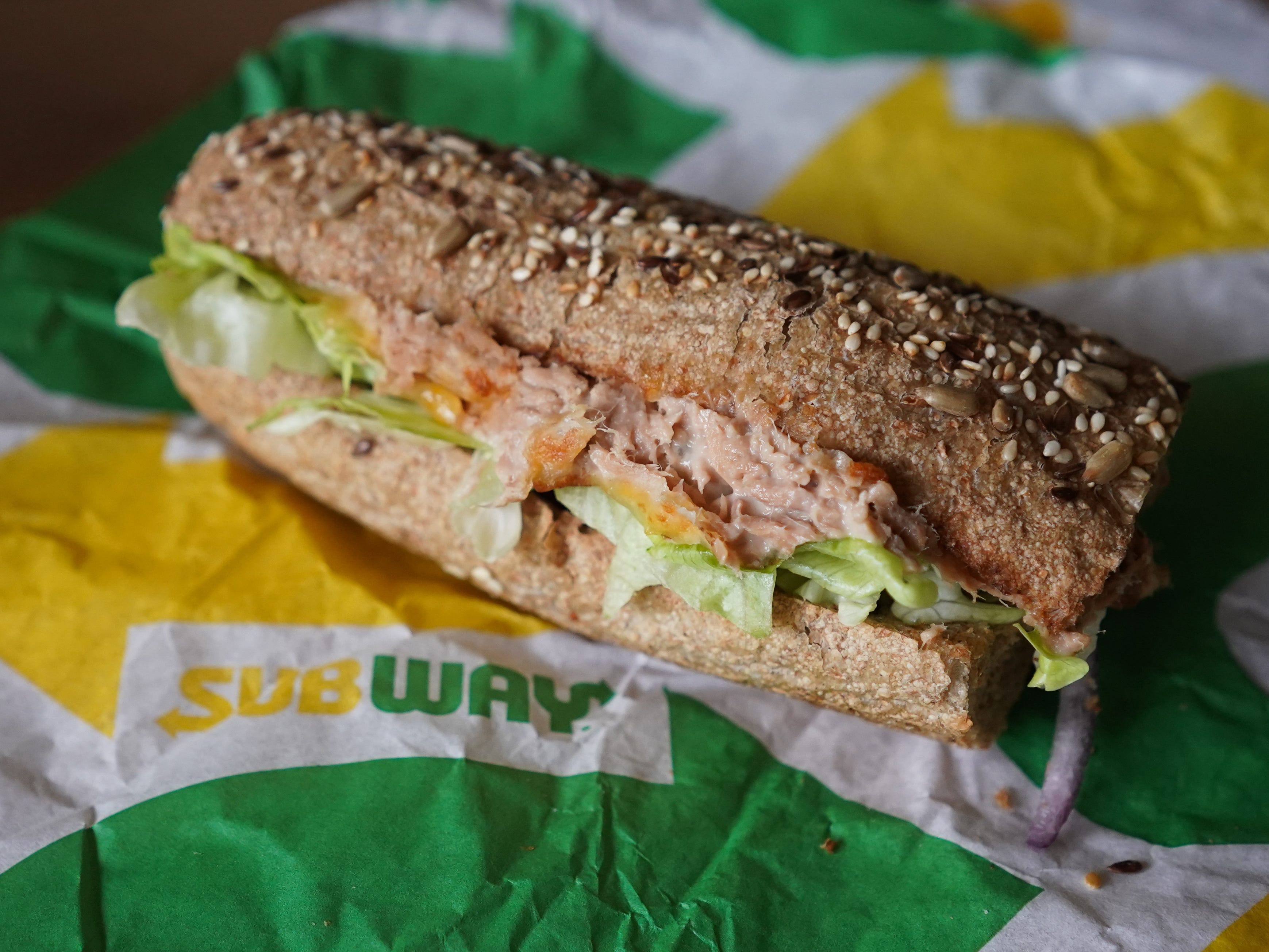 Auf einem Tisch liegt ein „Thunfisch-Sandwich“ der Fast-Food-Kette „Subway“.
