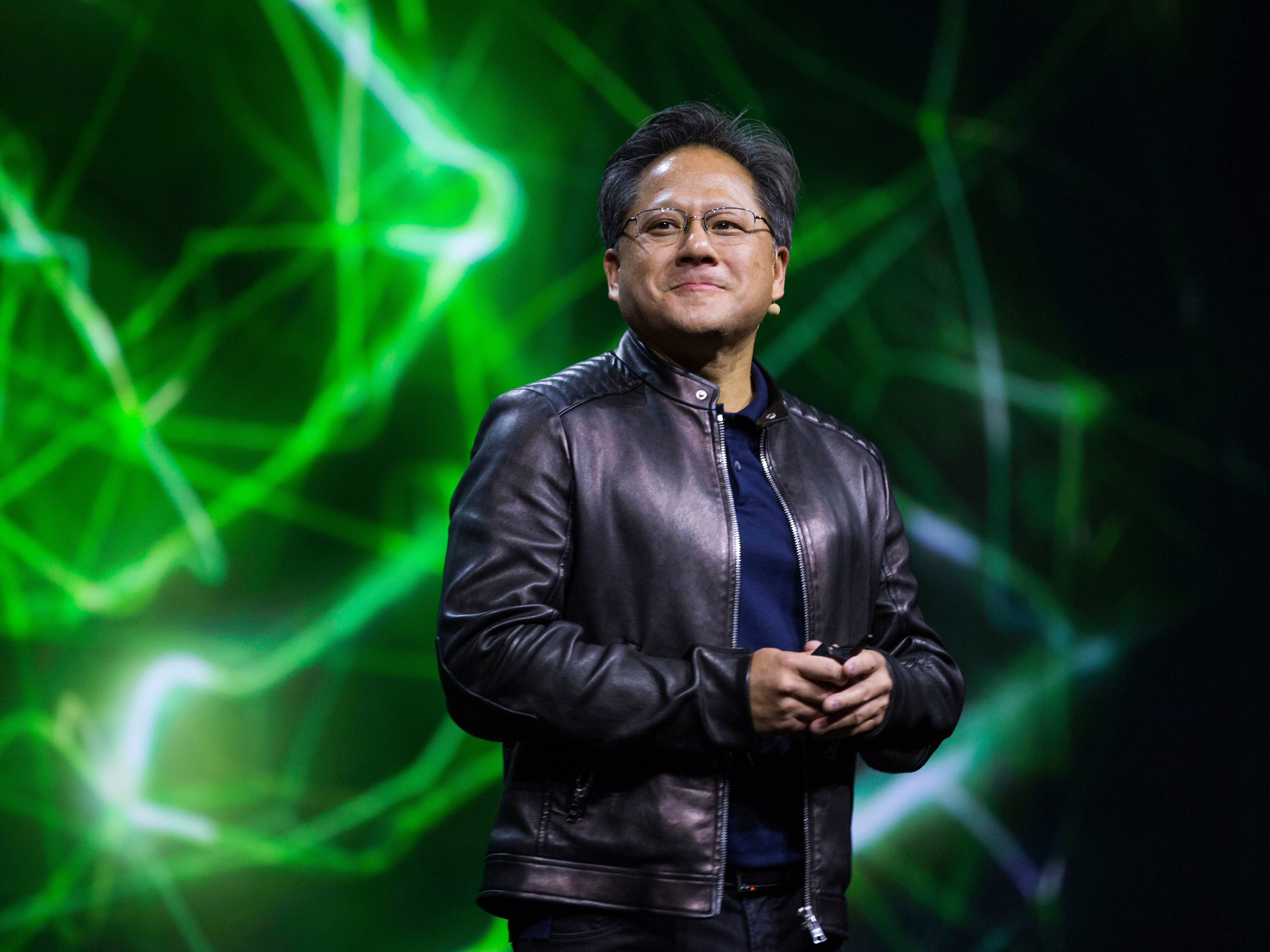 Jen-Hsun Huang, CEO von Nvidia Corp., hält eine Keynote-Präsentation während der GPU Technology Conference in San Jose, Kalifornien.  Später stellte Huang während der Präsentation die Titan-X-CPU vor, die mit einer GeForce-GTX-Titan-X-Grafikkarte betrieben wird.