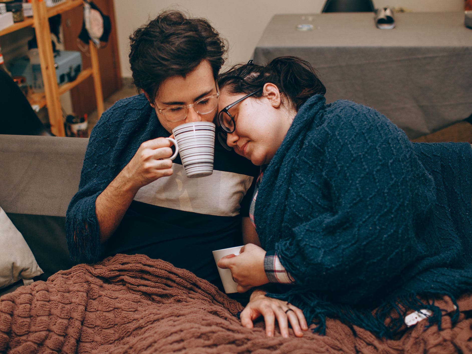 Junges Paar erkrankt an einer Erkältung