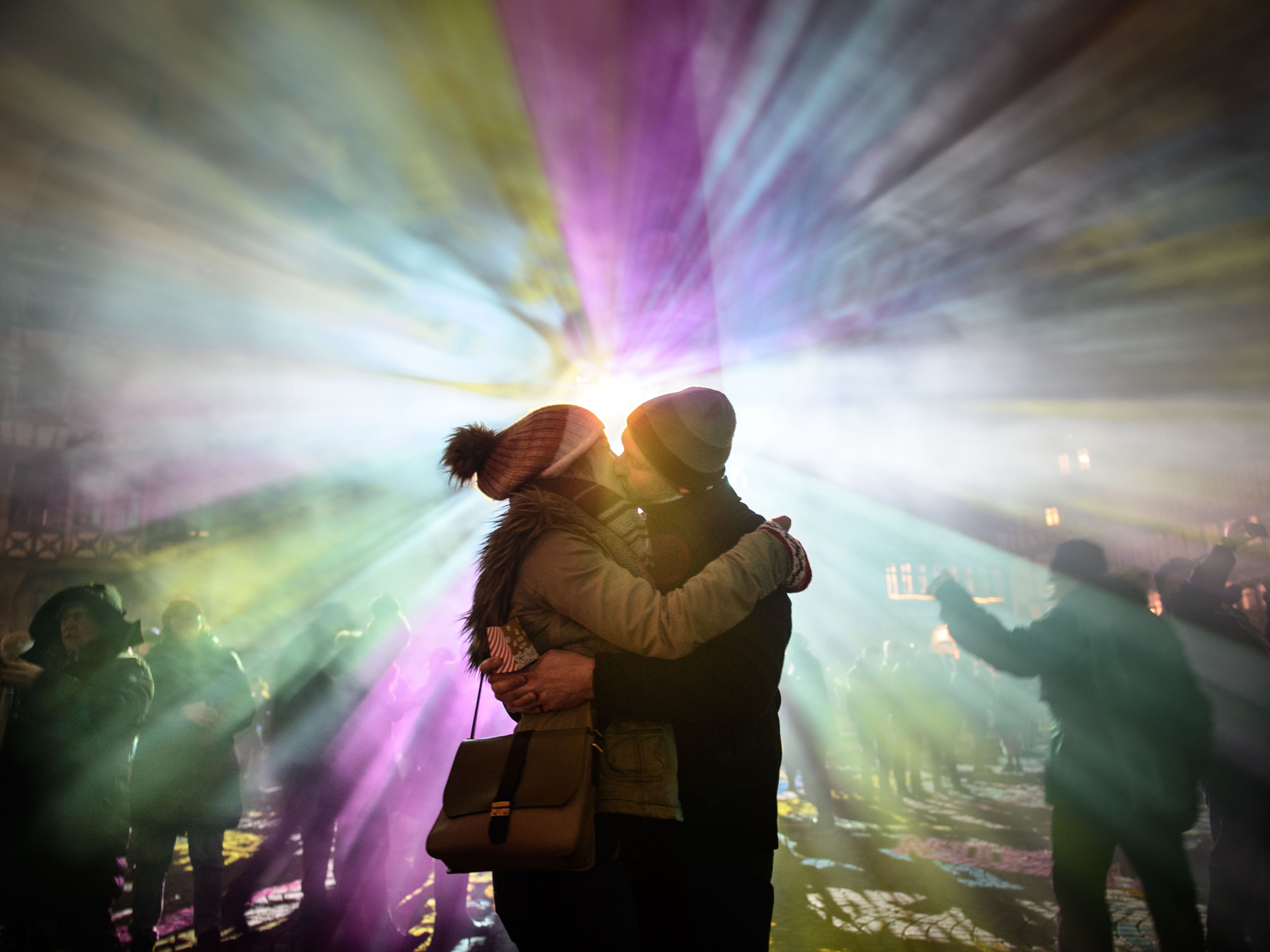 Paar küsst sich auf einem Festival