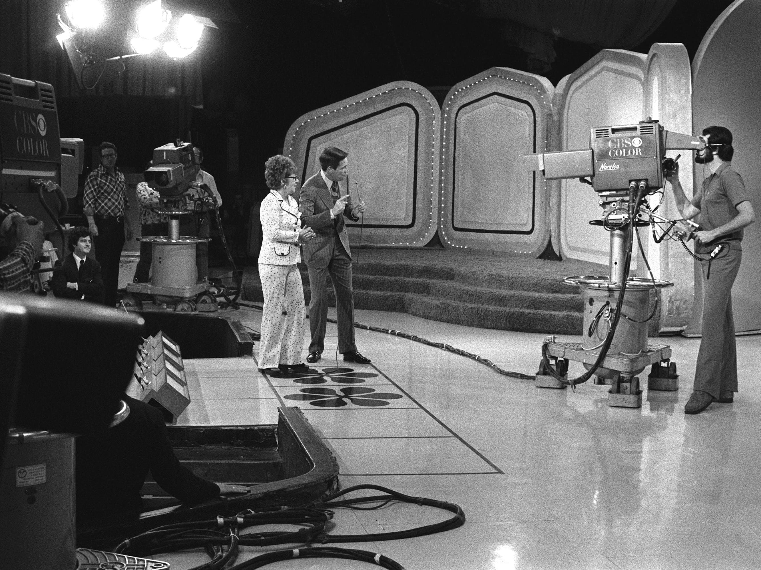 Bob Barker mit einem Kandidaten am Set von „The Price Is Right“.