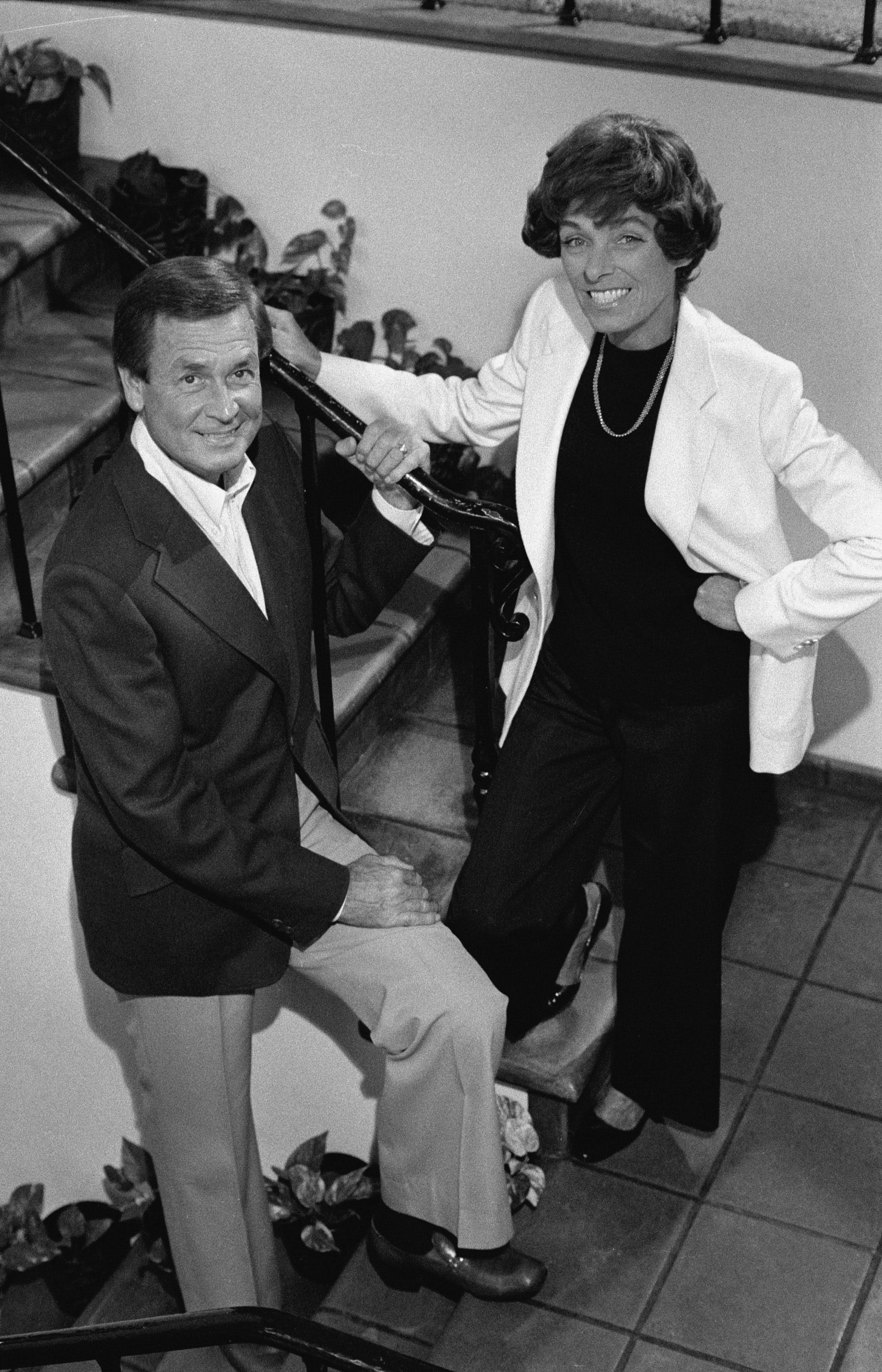 Bob Barker steht neben seiner Frau Dorothy Jo