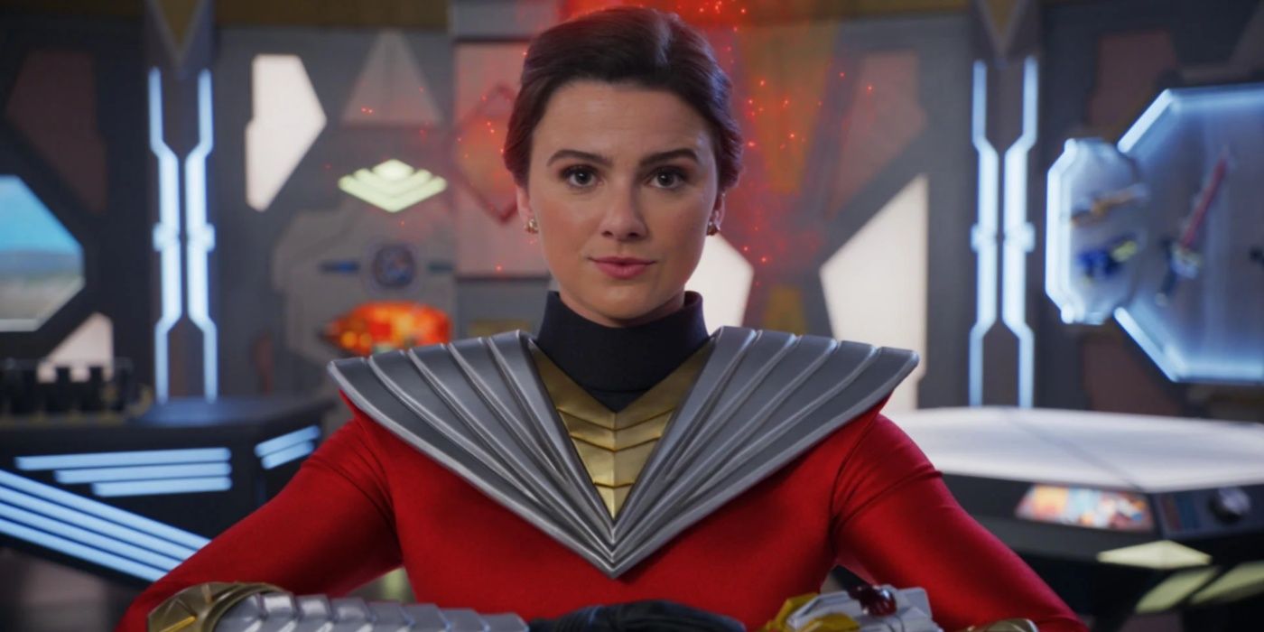 Amelia Jones trägt den roten Power-Ranger-Anzug bei Power Rangers