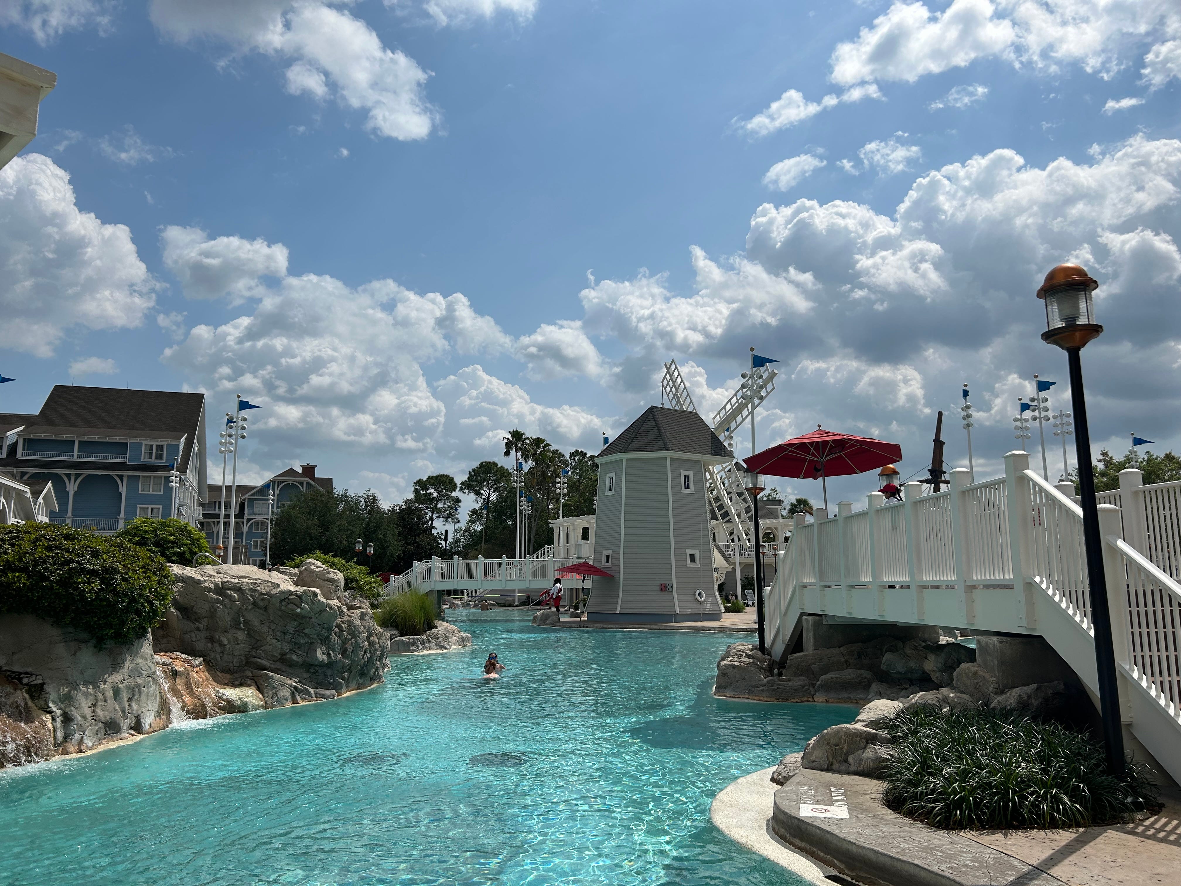 Blick auf den Pool im Disney Yacht Club mit einer künstlichen Windmühle daneben