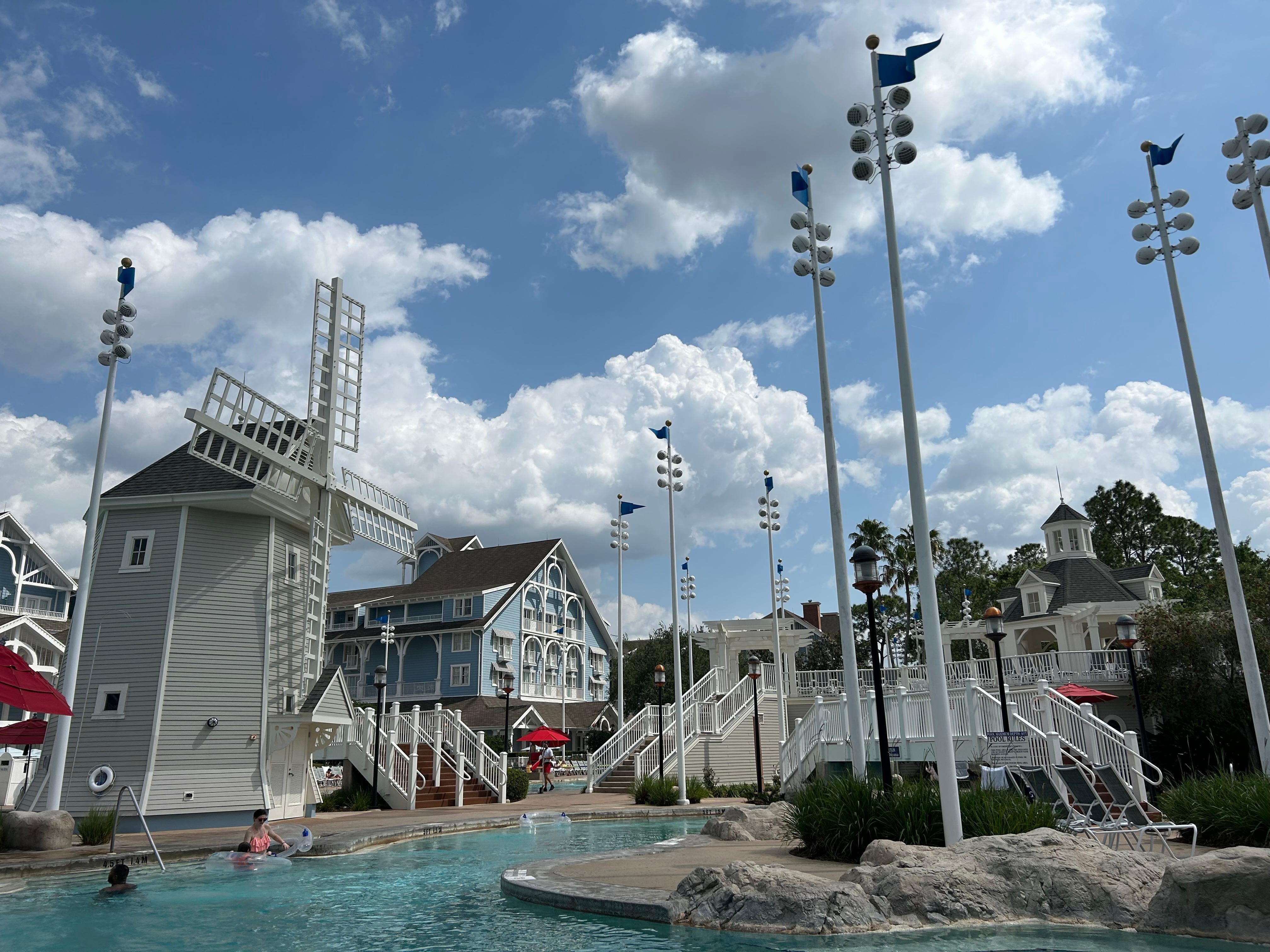 Blauer Pool, umgeben von Gebäuden des Disney-Yachtclubs und einer künstlichen Windmühle