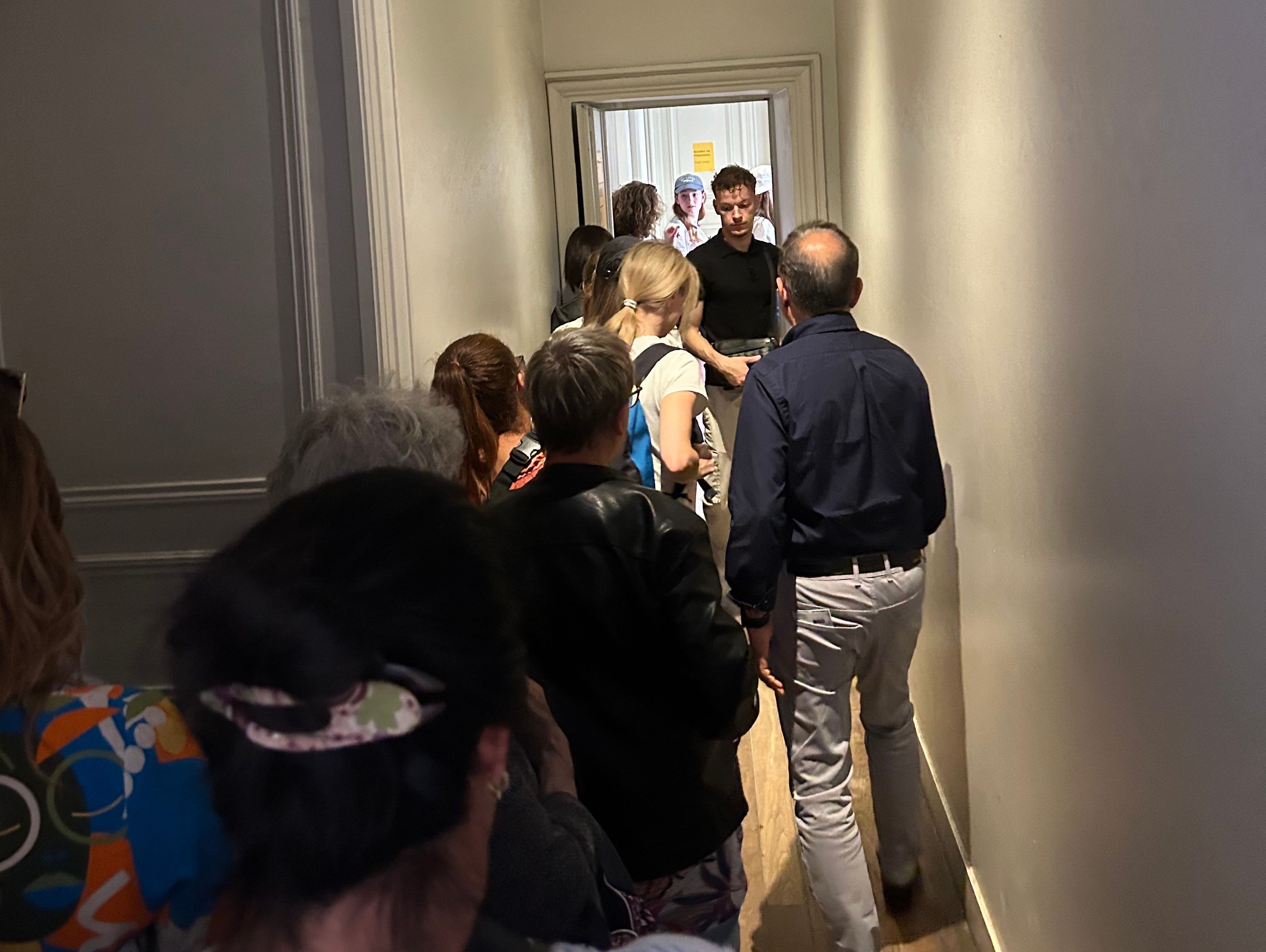 Menschen, die im Schloss von Versailles in der Schlange vor der Toilette stehen.
