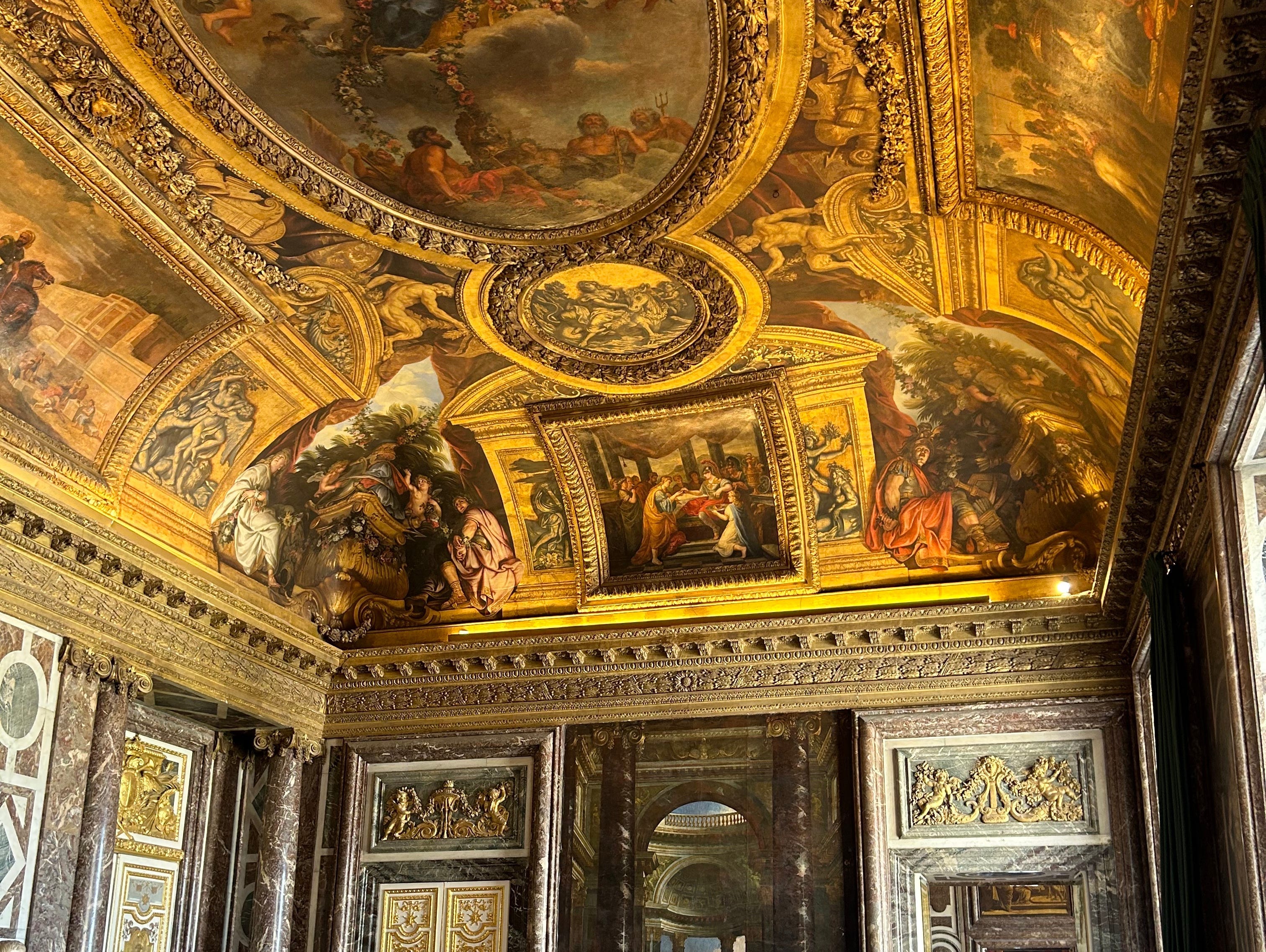 Ein weiterer belebter Raum im Schloss von Versailles.