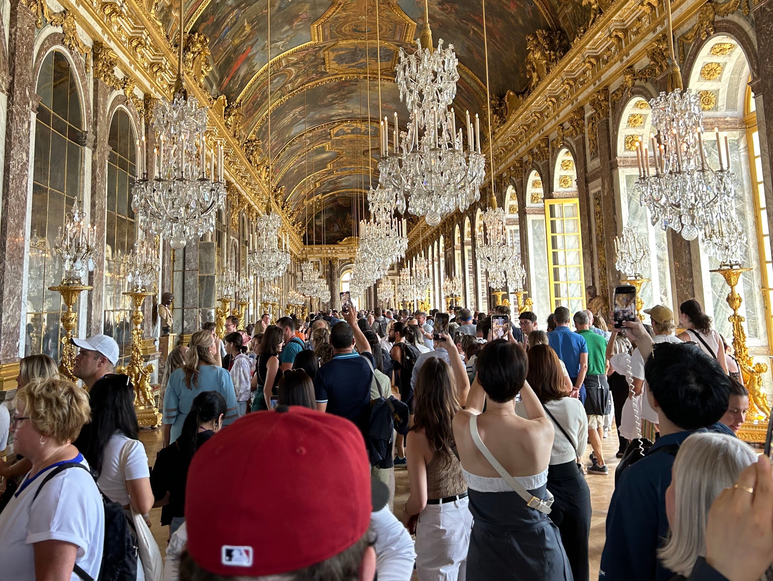 Menschenmassen laufen durch Versailles.