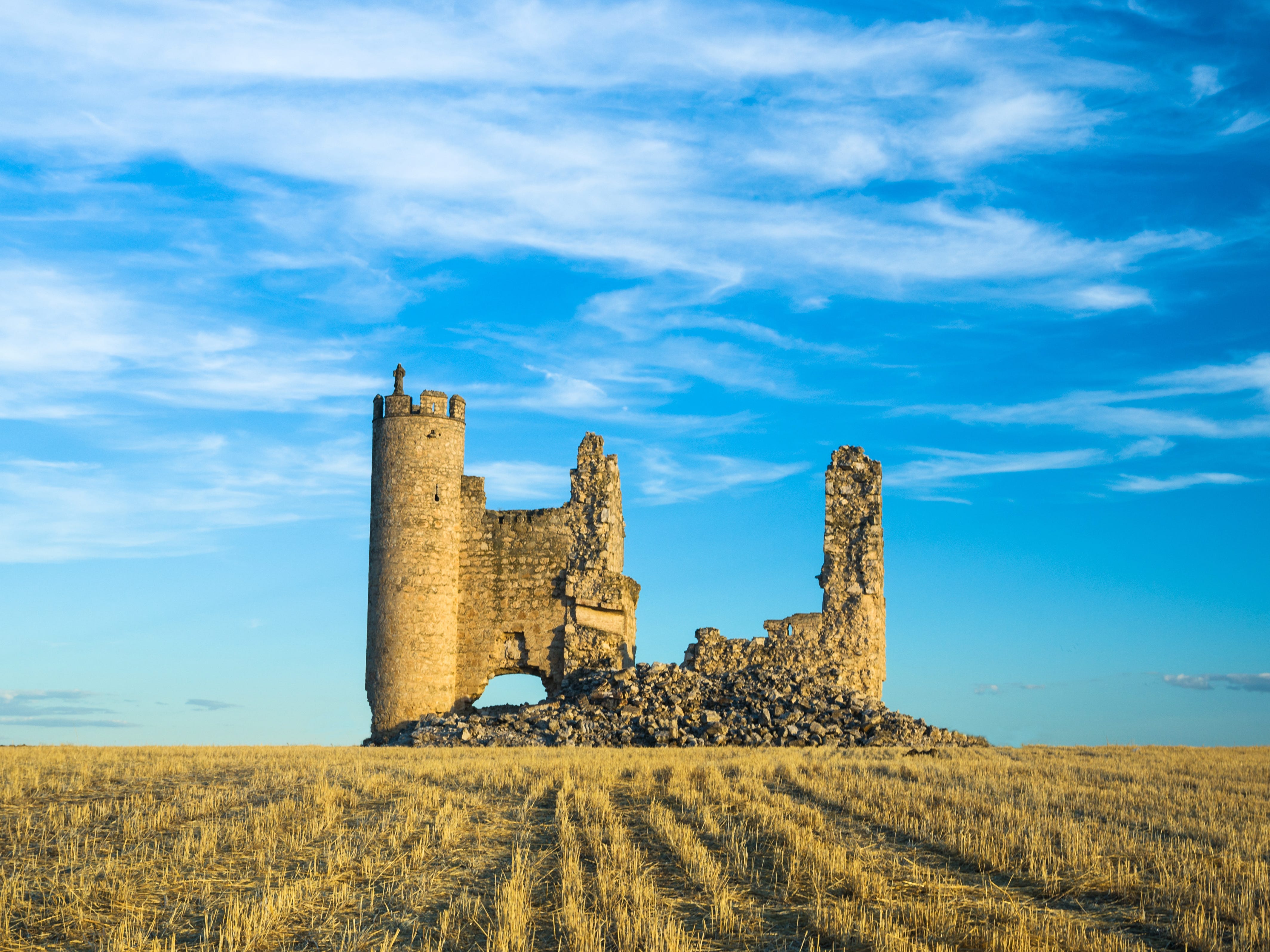 Ruinen einer alten mittelalterlichen Burg – Stockfoto