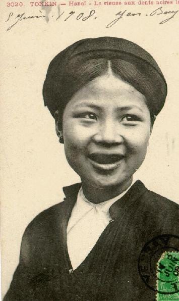 Junger Tonkin mit schwarz bemalten Zähnen, ca.  1905.